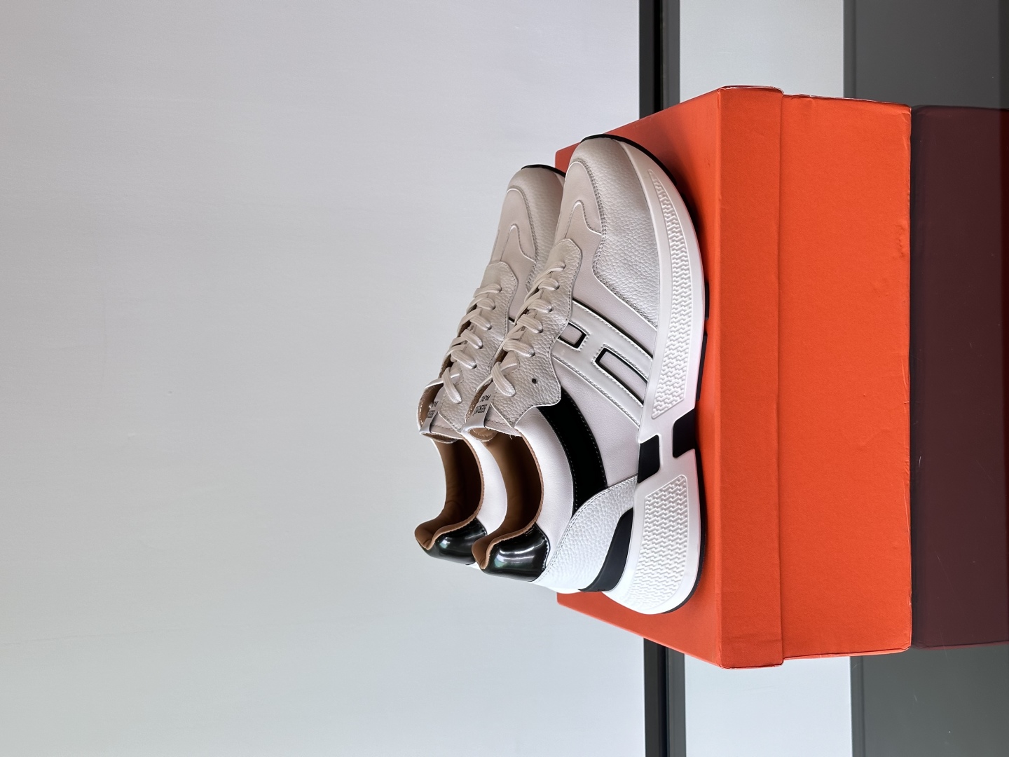 에르메스 휴고 스니커즈 화이트/블랙 상세 이미지 2