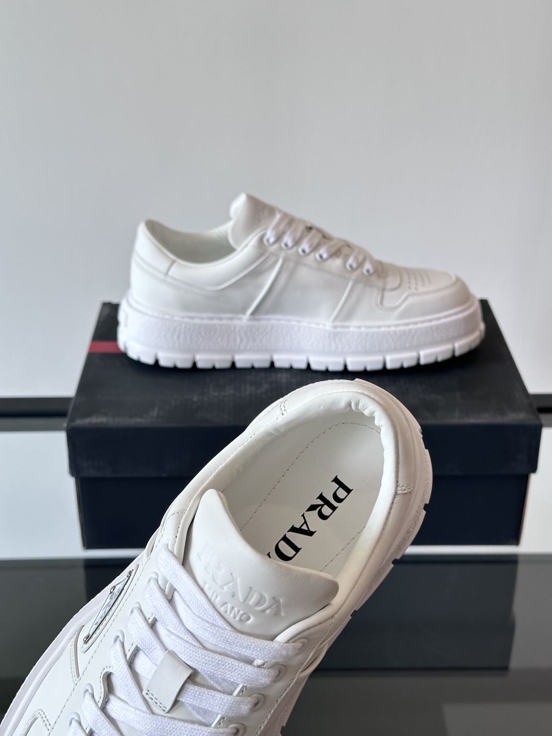 프라다 패딩 나파 레더 레이스업 스니커즈 화이트 상세 이미지 9