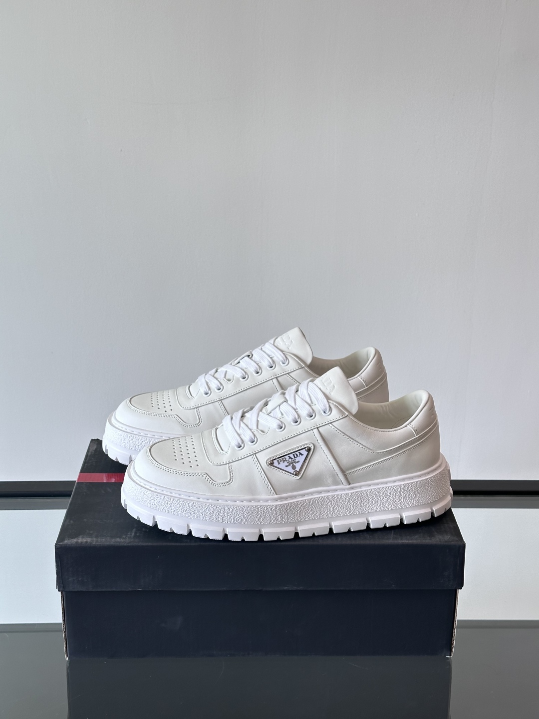 프라다 패딩 나파 레더 레이스업 스니커즈 화이트 상세 이미지 1