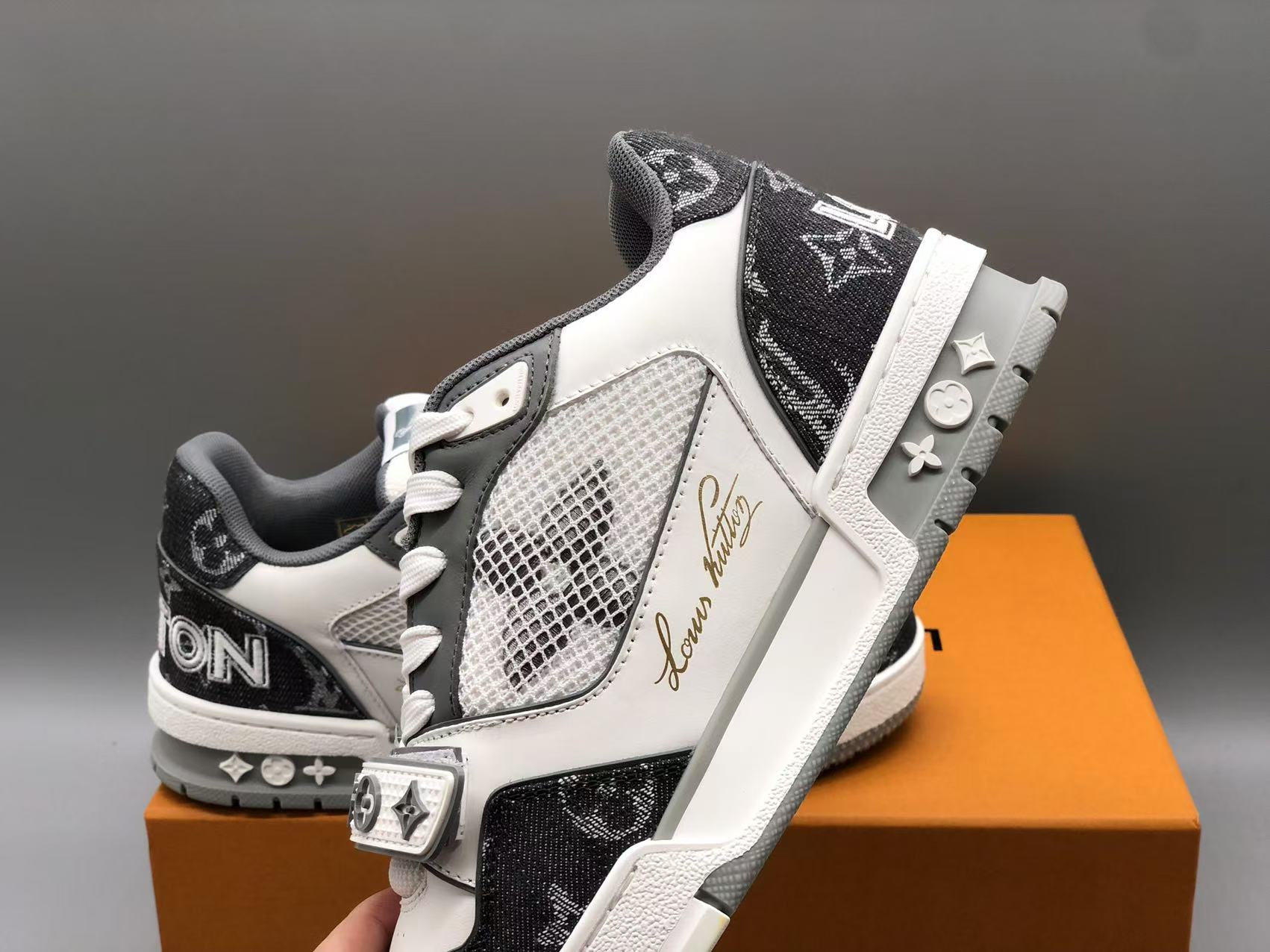 루이비통 LV 트레이너 스니커즈 블랙/화이트 1A9ZA 상세 이미지 7