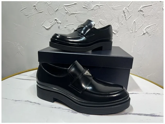 프라다 삼각 로고 초콜릿 브러시드 가죽 로퍼 2DE127 상세 이미지 4