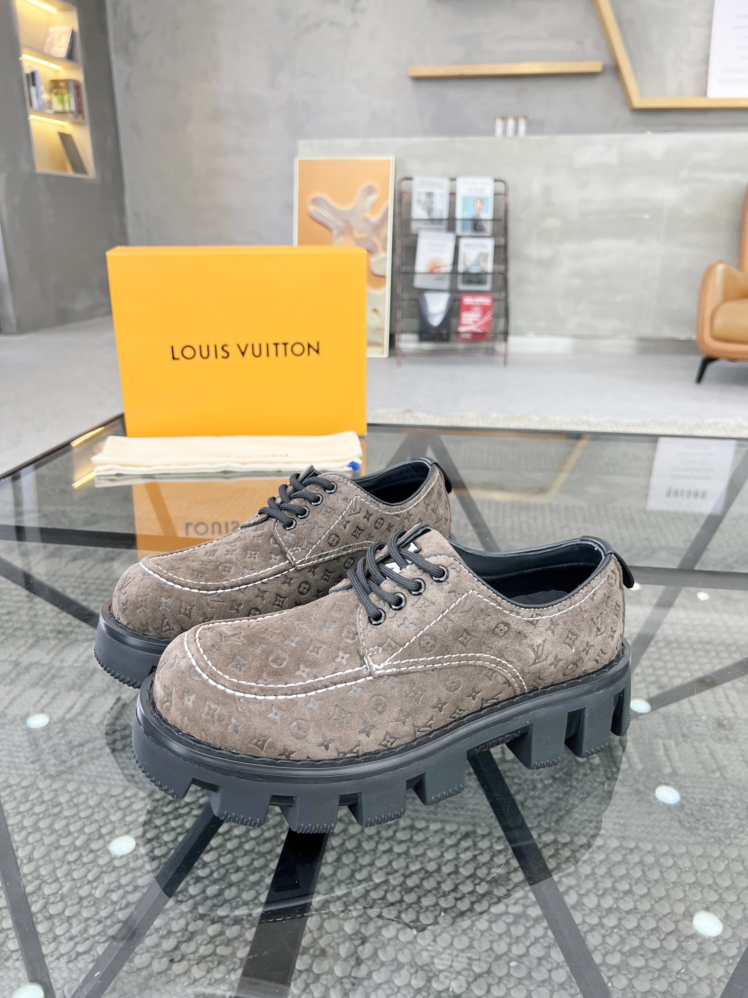 루이비통 LV Ranger 레인저 보트 모노그램 누벅 레더 슈즈 라이트 브라운 상세 이미지 1