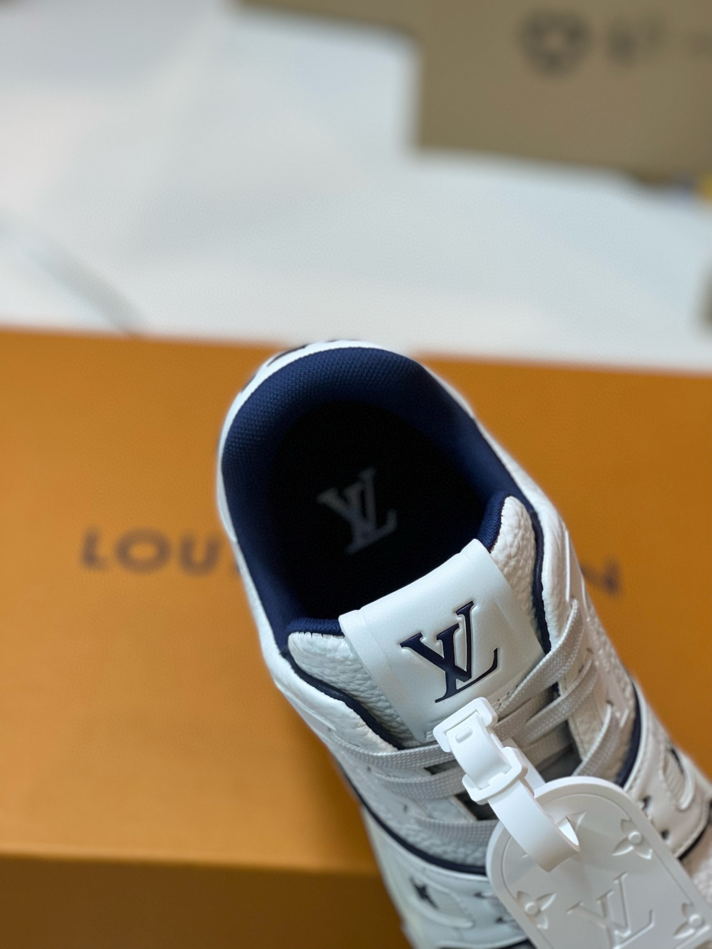 루이비통 LV 트레이너 스니커즈 화이트 네이비 상세 이미지 8
