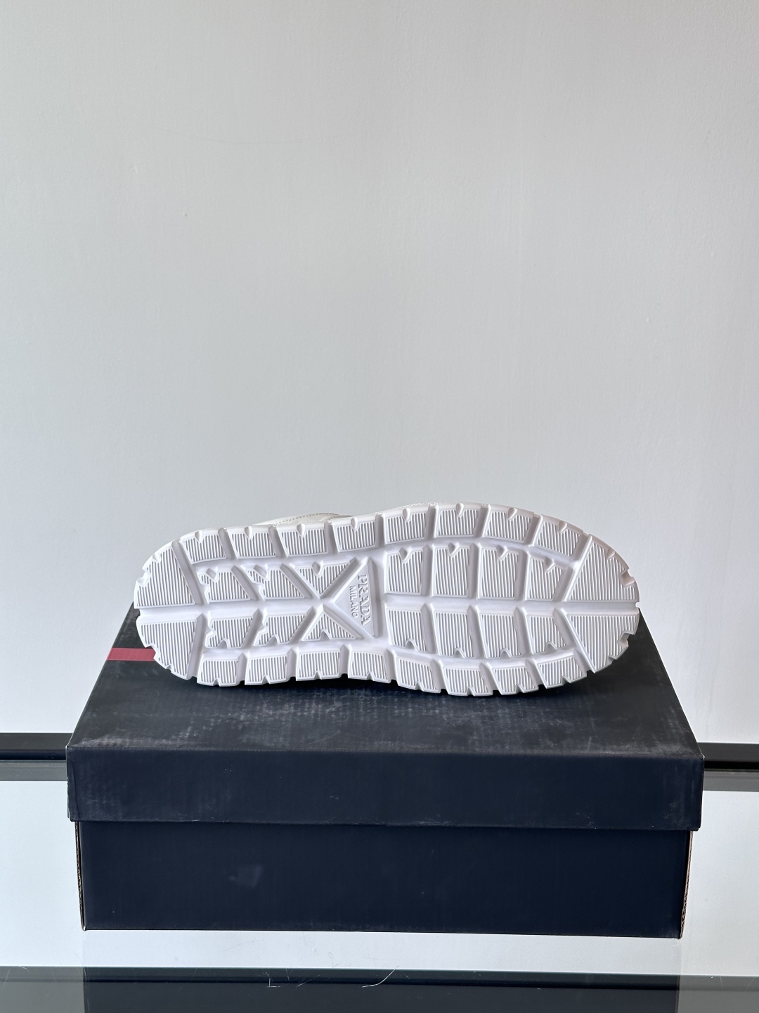 프라다 패딩 나파 레더 레이스업 스니커즈 화이트 상세 이미지 4