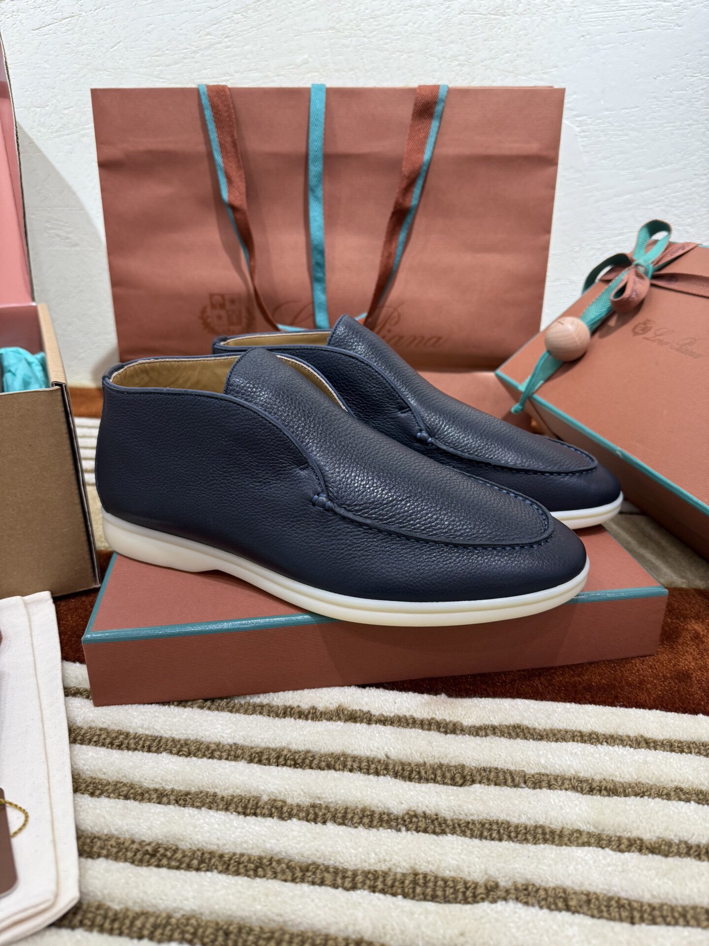 로로피아나 레더 오픈 워크 처카 부츠 네이비 상세 이미지 3