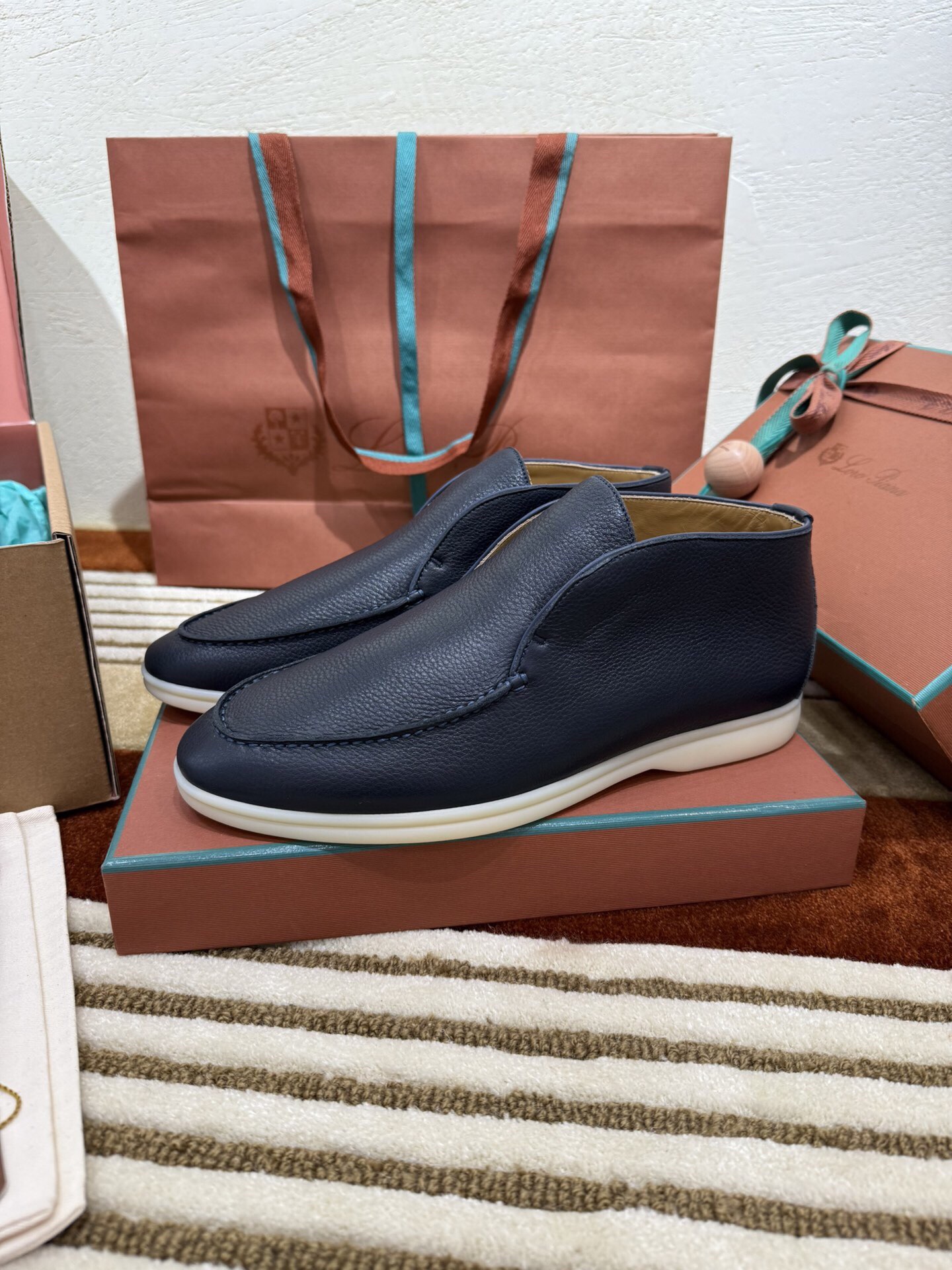 로로피아나 레더 오픈 워크 처카 부츠 네이비 상세 이미지 6