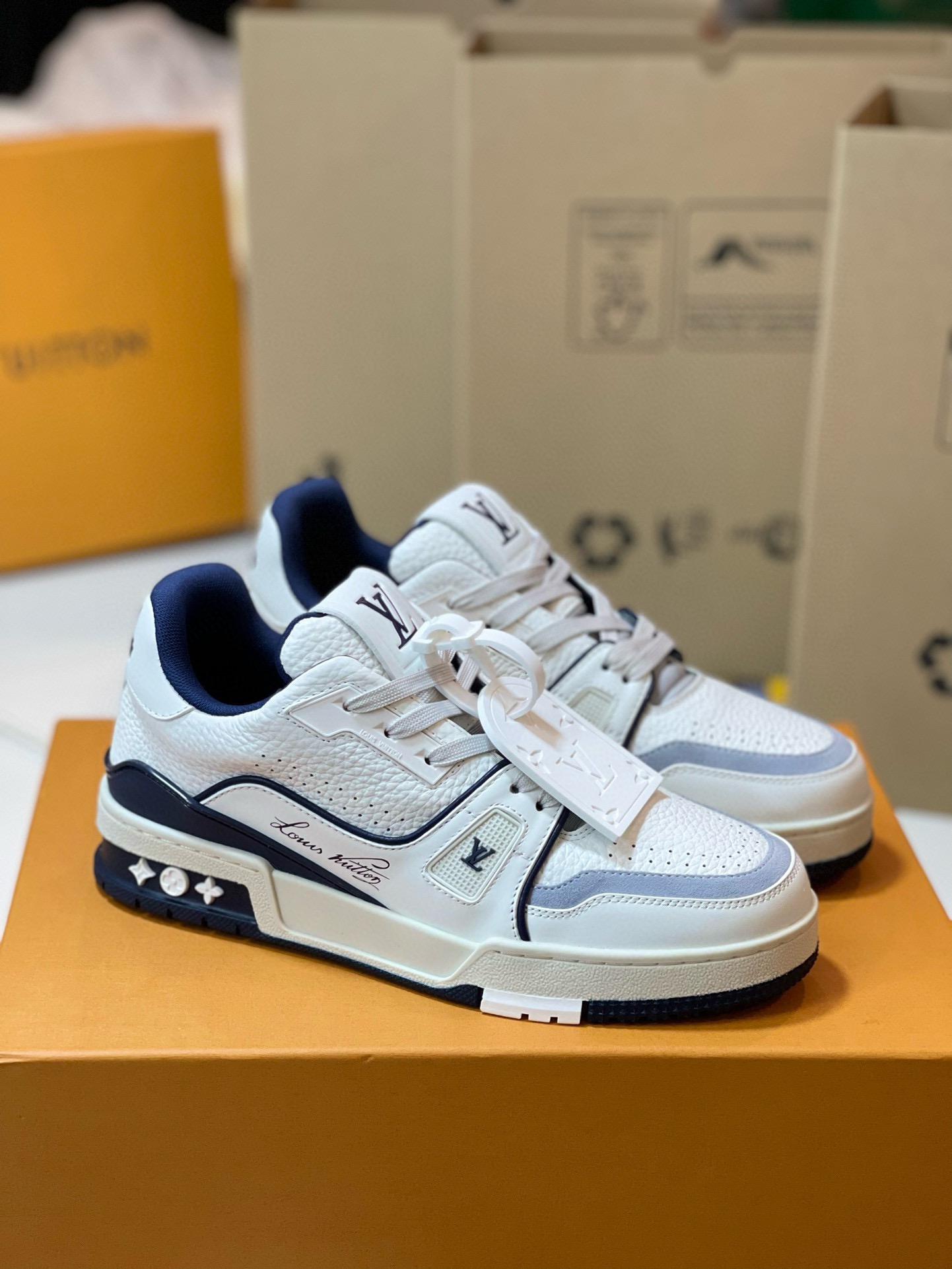 루이비통 LV 트레이너 스니커즈 화이트 네이비 상세 이미지 1