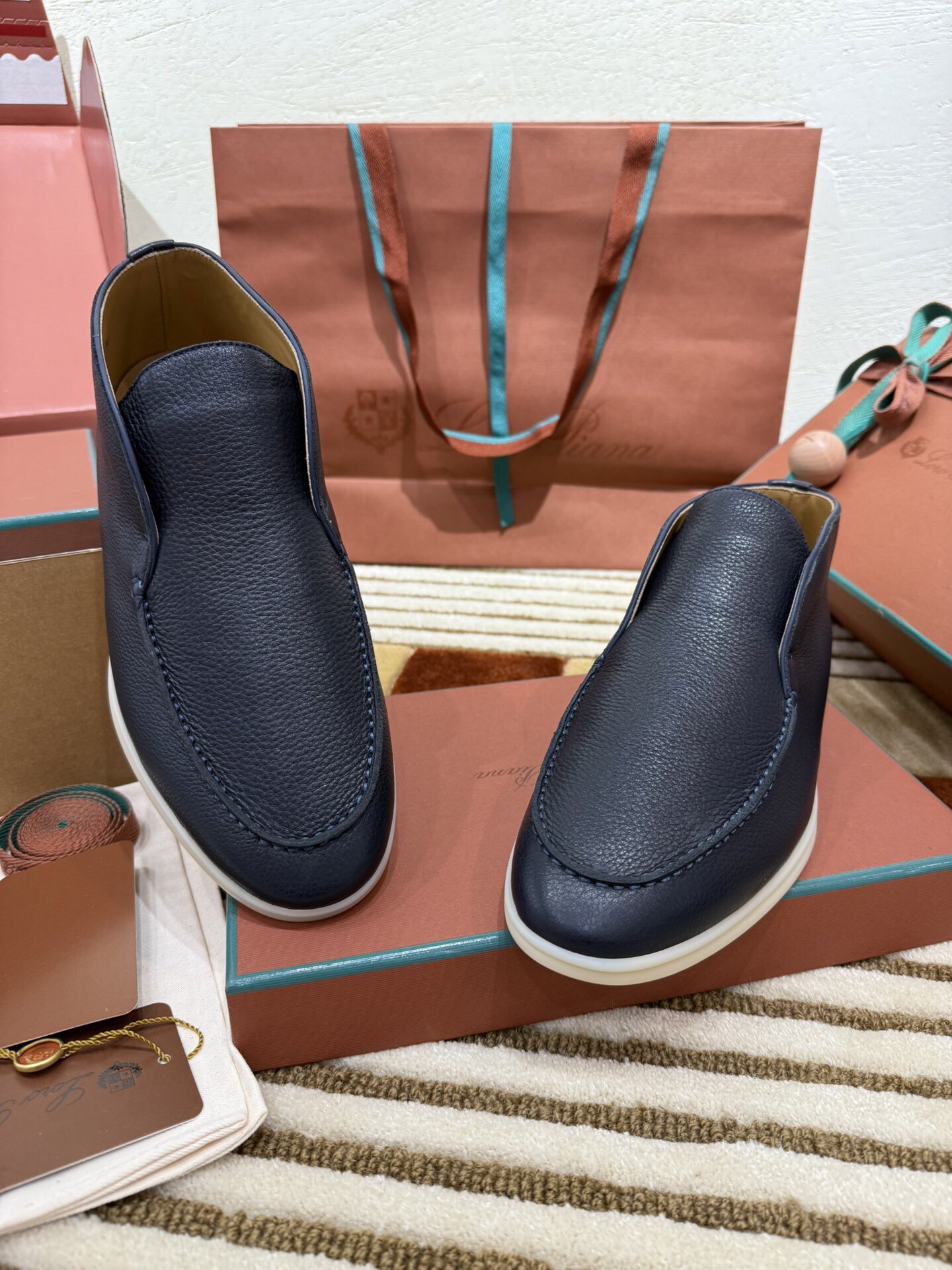 로로피아나 레더 오픈 워크 처카 부츠 네이비 상세 이미지 1