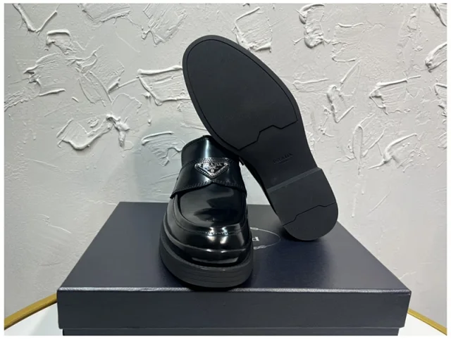 프라다 삼각 로고 초콜릿 브러시드 가죽 로퍼 2DE127 상세 이미지 5