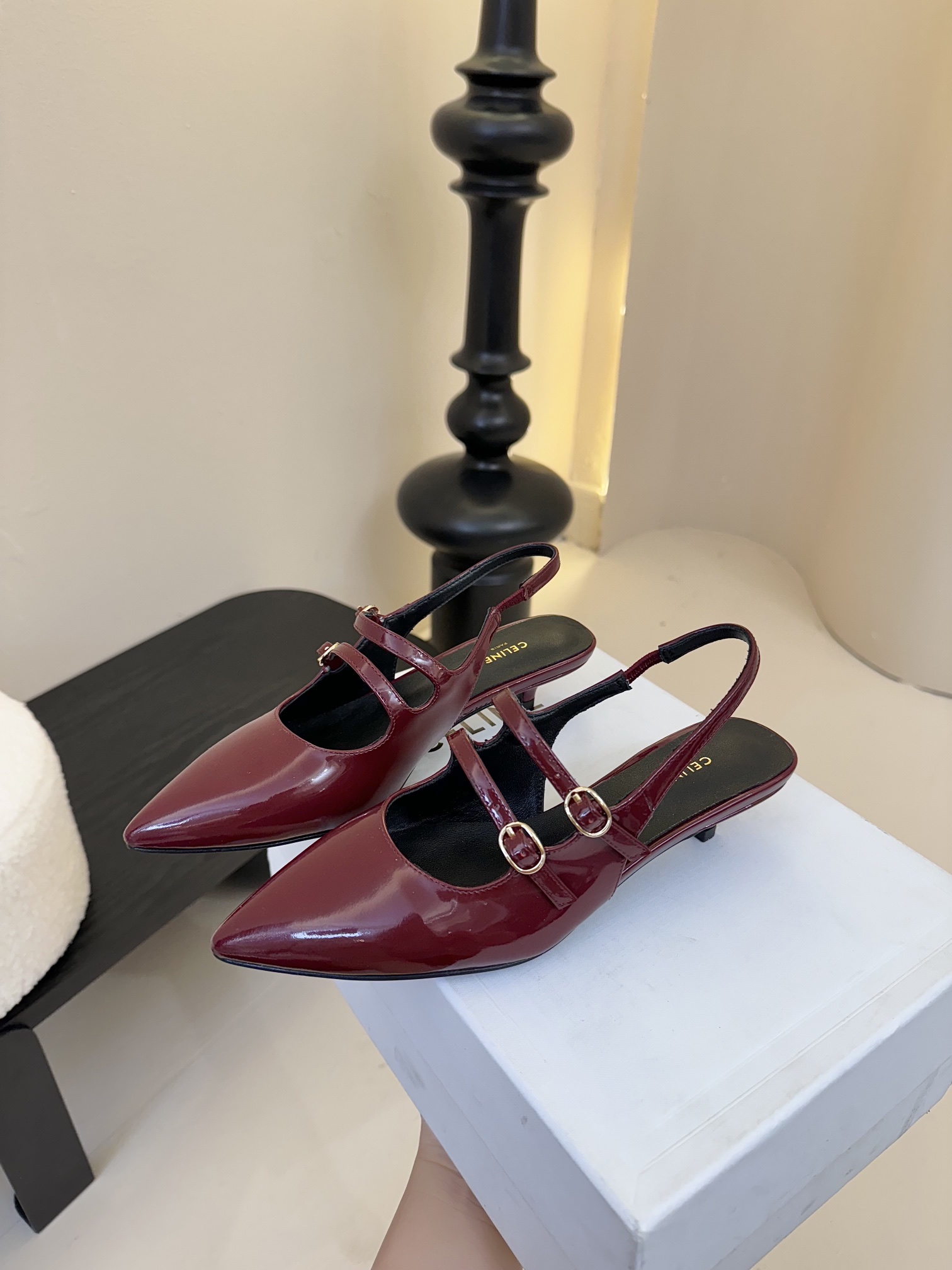셀린느 25SS 오픈 버건디 유광 레더 샌들 상세 이미지 3