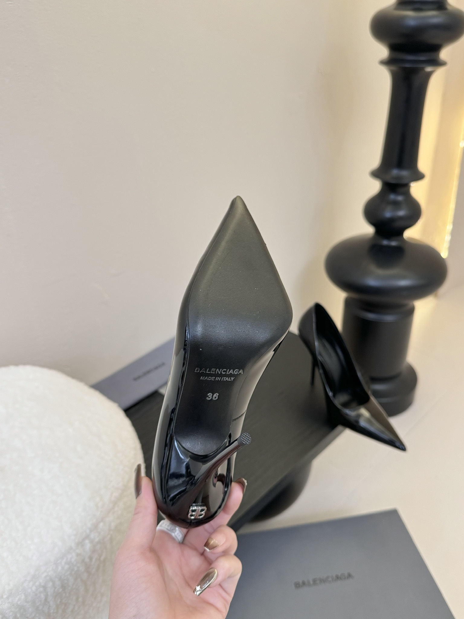 발렌시아가 25SS 유광 소가죽 하이힐 상세 이미지 5