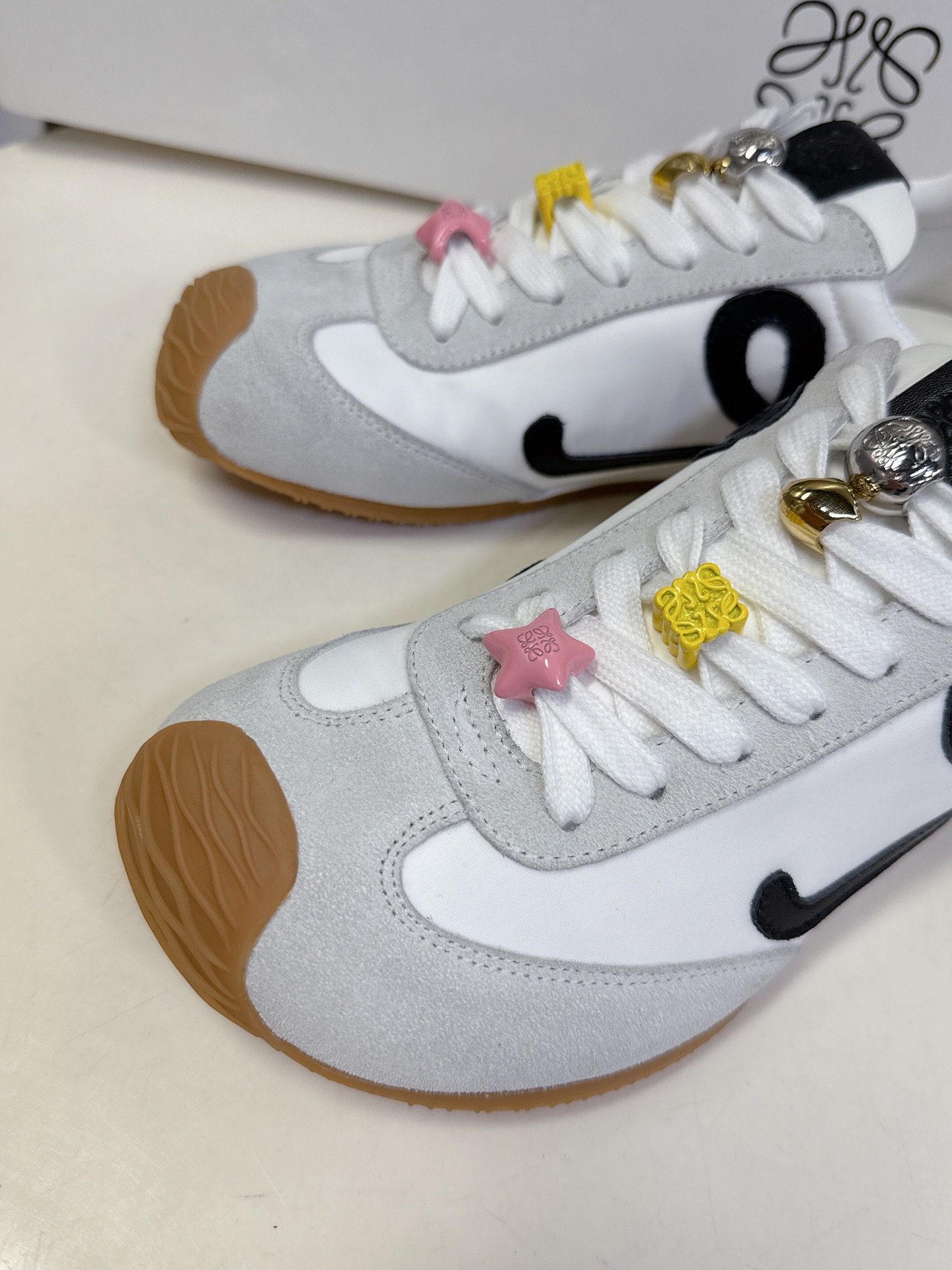 로에베 발레 러너 2.0 스웨이드 스니커즈 화이트 상세 이미지 9