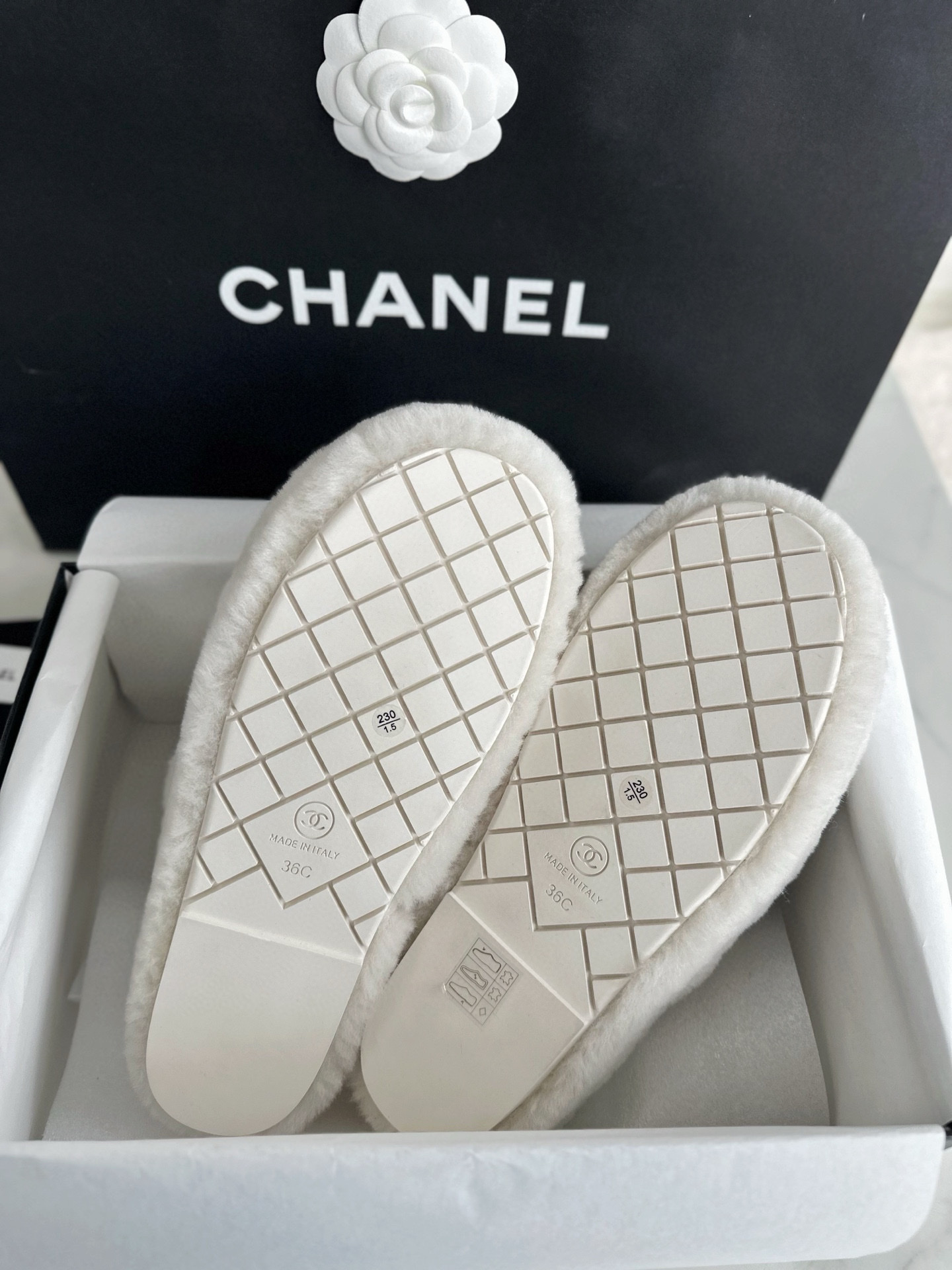 샤넬 시어링 테디 슬리퍼 화이트 상세 이미지 8