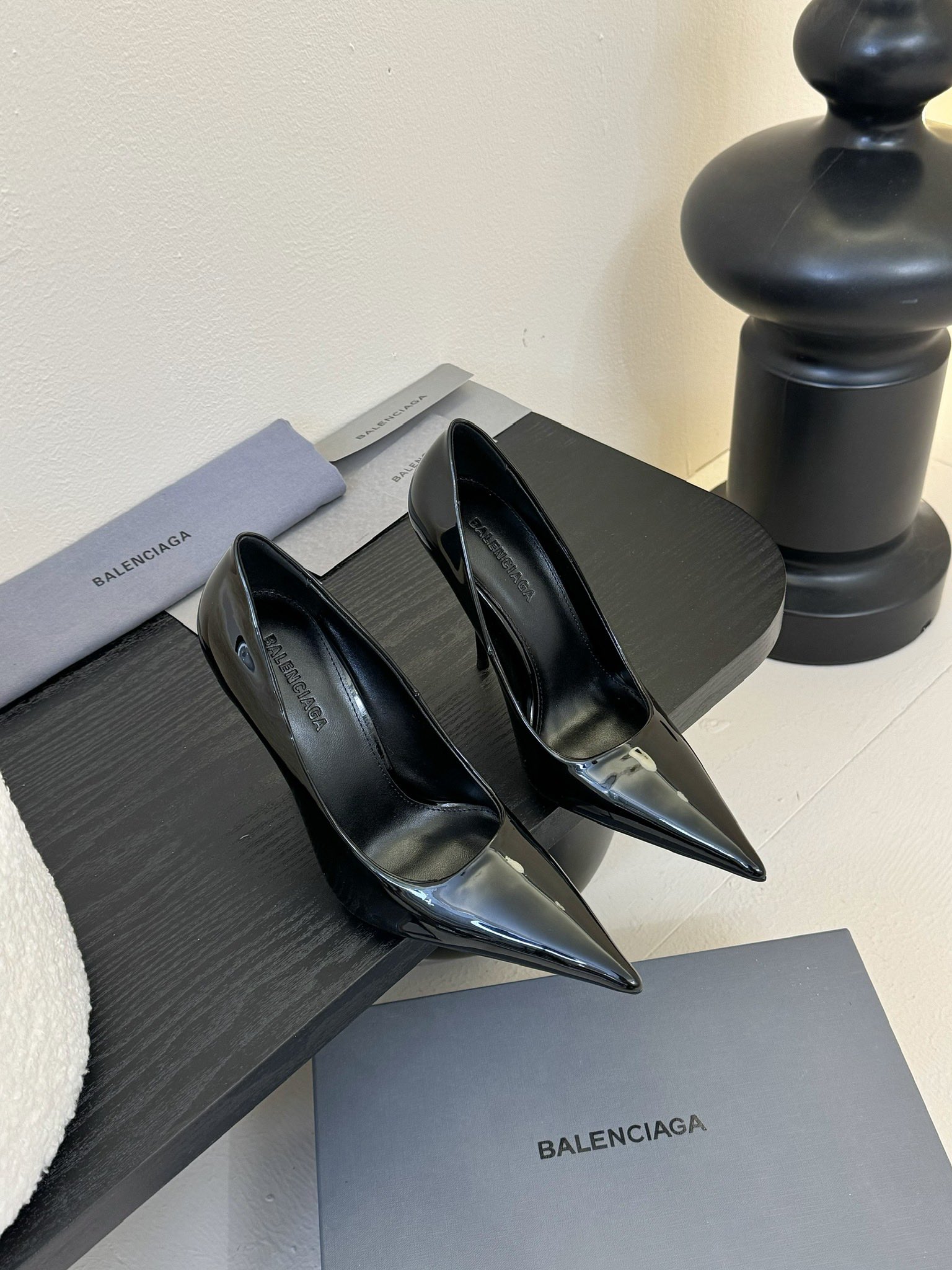 발렌시아가 25SS 유광 소가죽 하이힐 상세 이미지 1