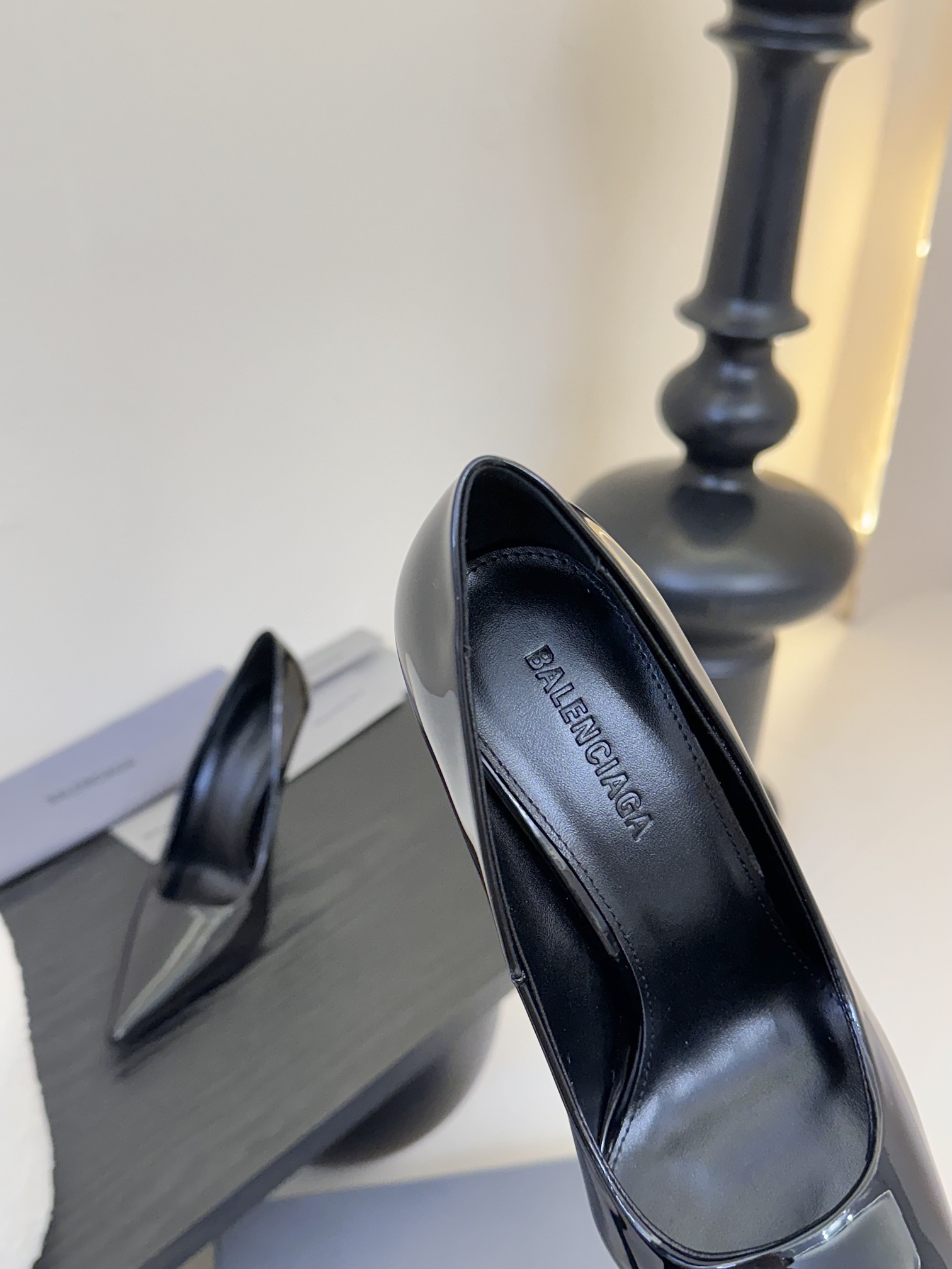 발렌시아가 25SS 유광 소가죽 하이힐 상세 이미지 6