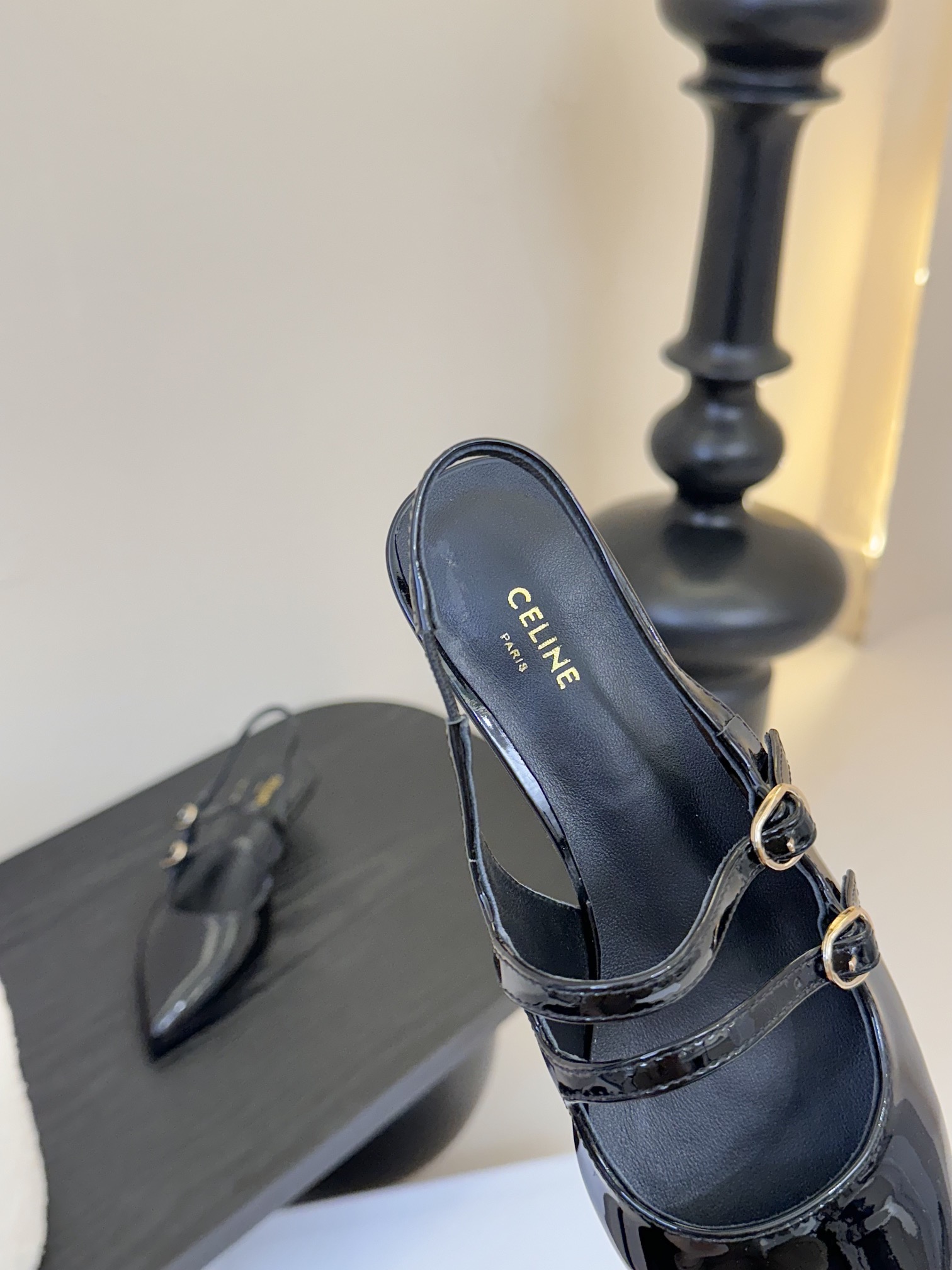 셀린느 25SS 오픈 유광 레더 샌들 상세 이미지 4