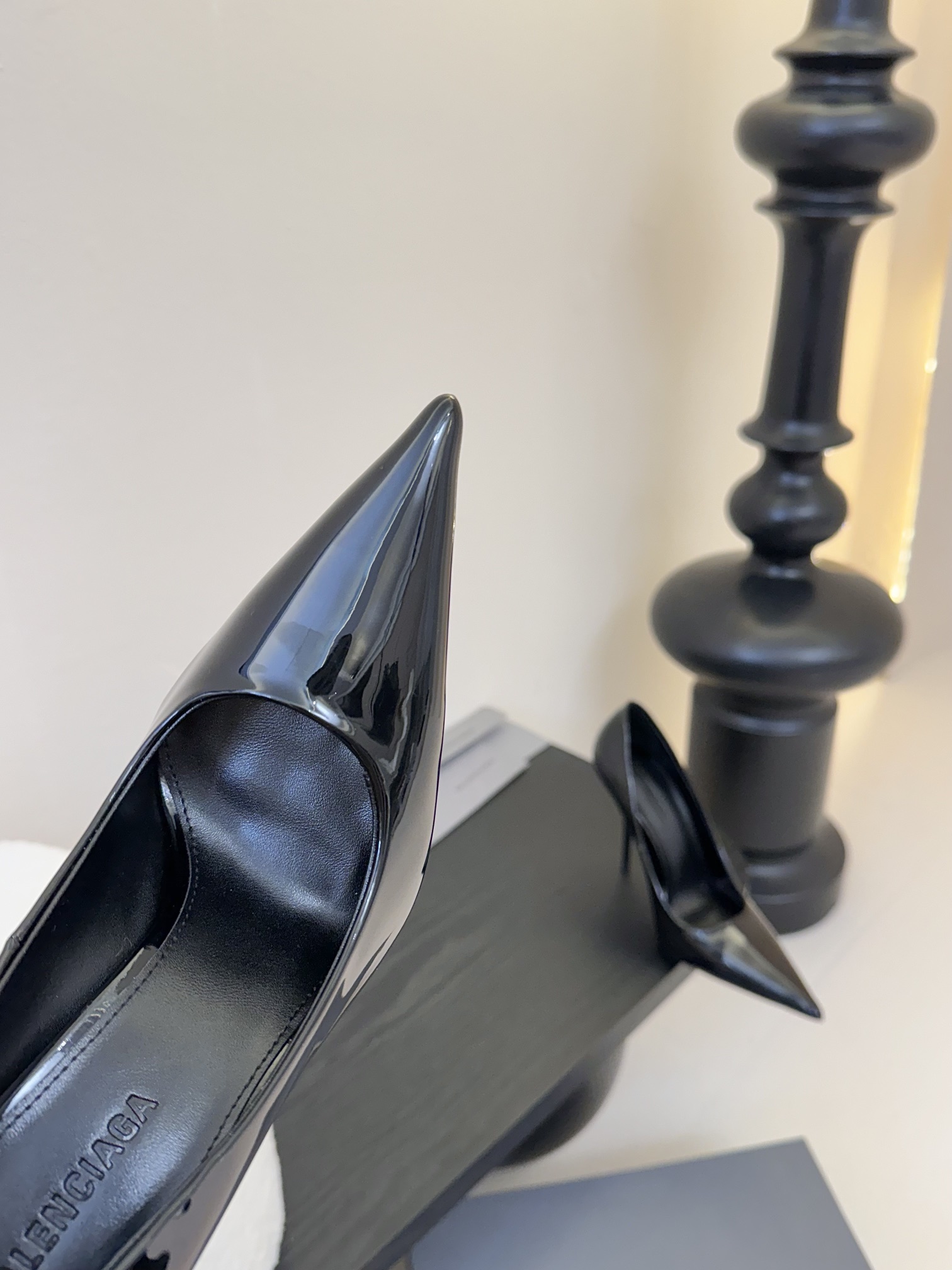 발렌시아가 25SS 유광 소가죽 하이힐 상세 이미지 2