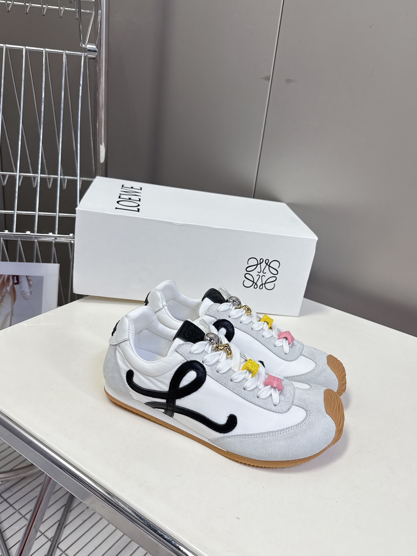 로에베 발레 러너 2.0 스웨이드 스니커즈 화이트 상세 이미지 1