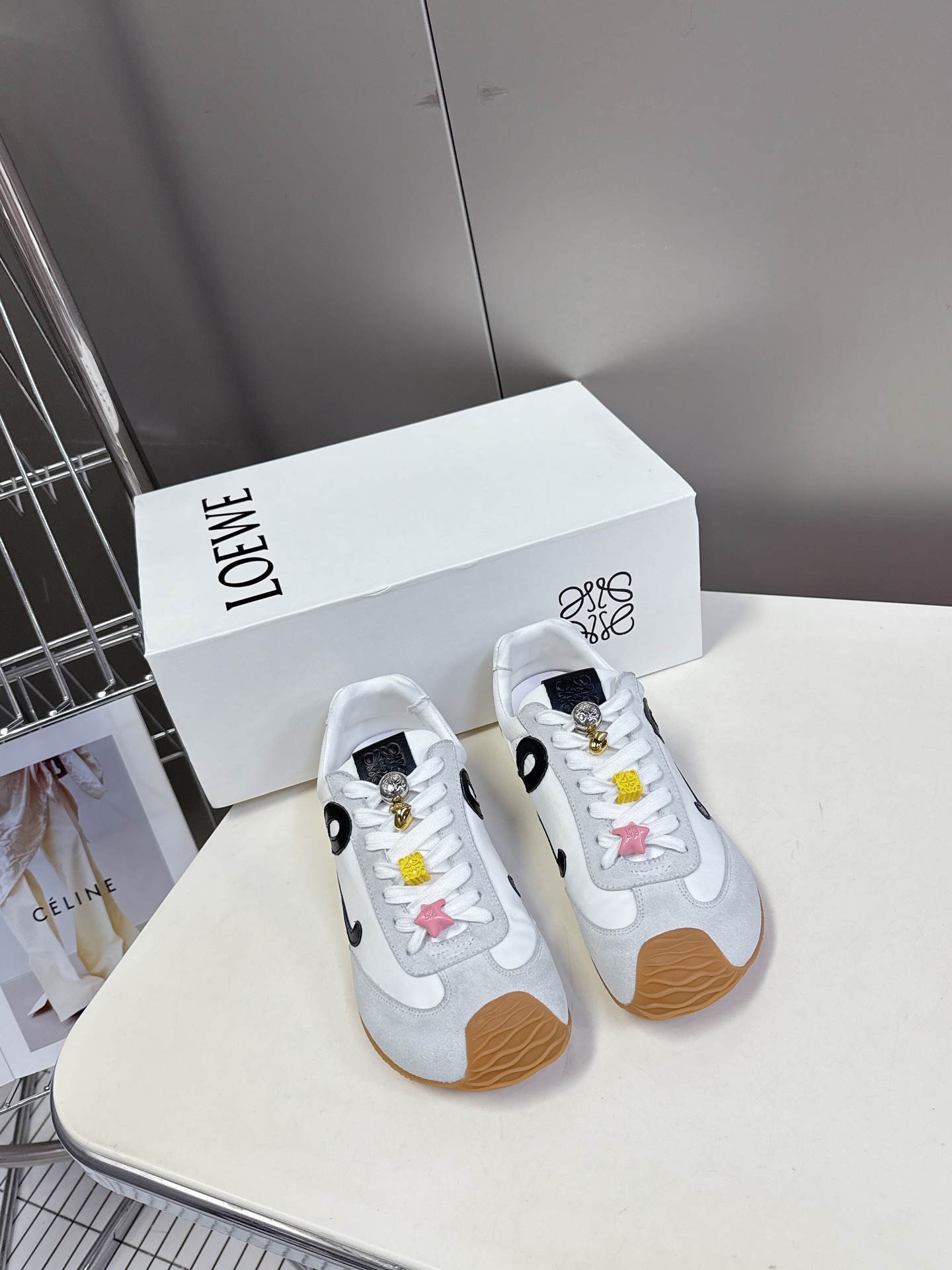 로에베 발레 러너 2.0 스웨이드 스니커즈 화이트 상세 이미지 4