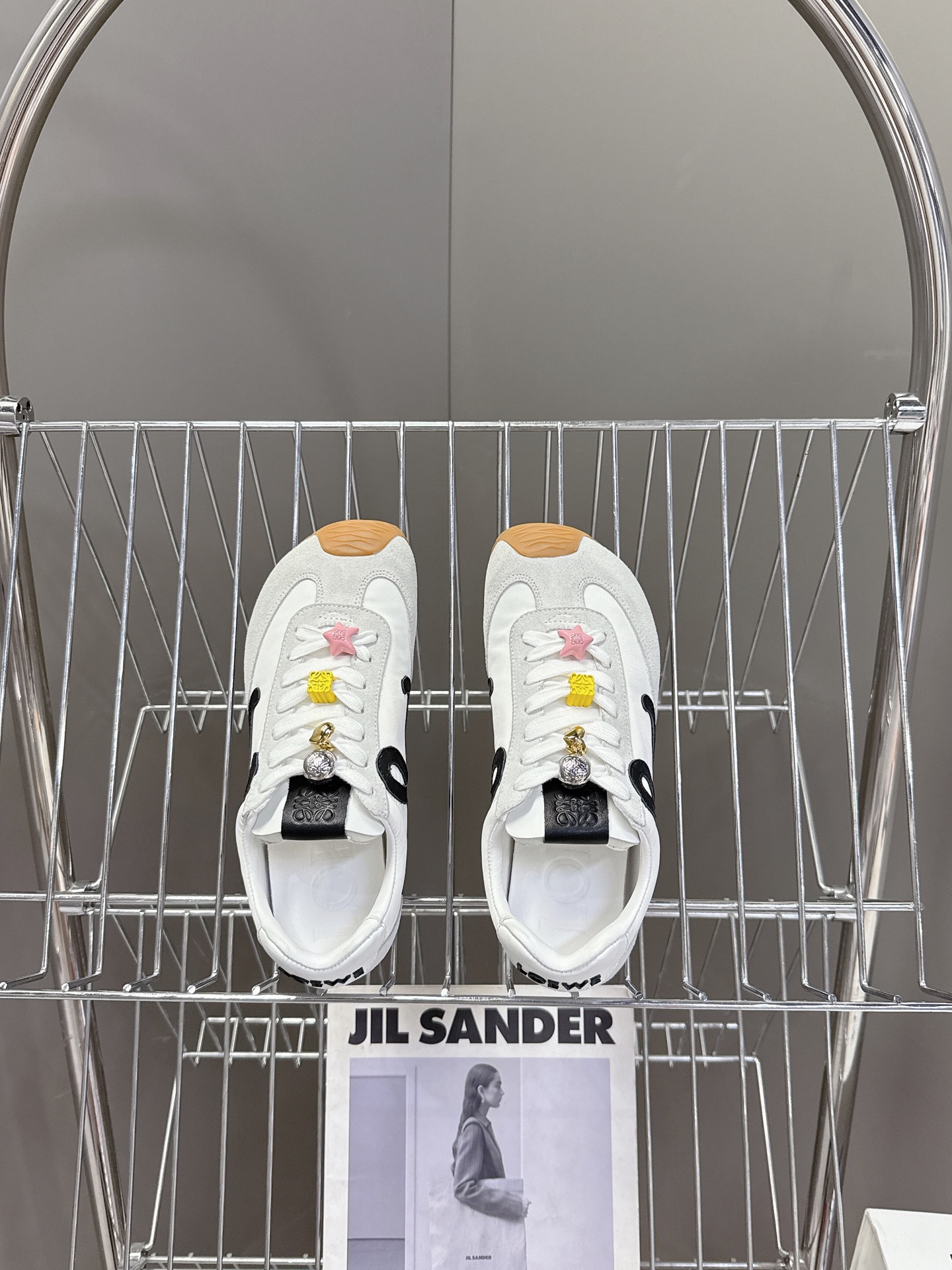 로에베 발레 러너 2.0 스웨이드 스니커즈 화이트 상세 이미지 3