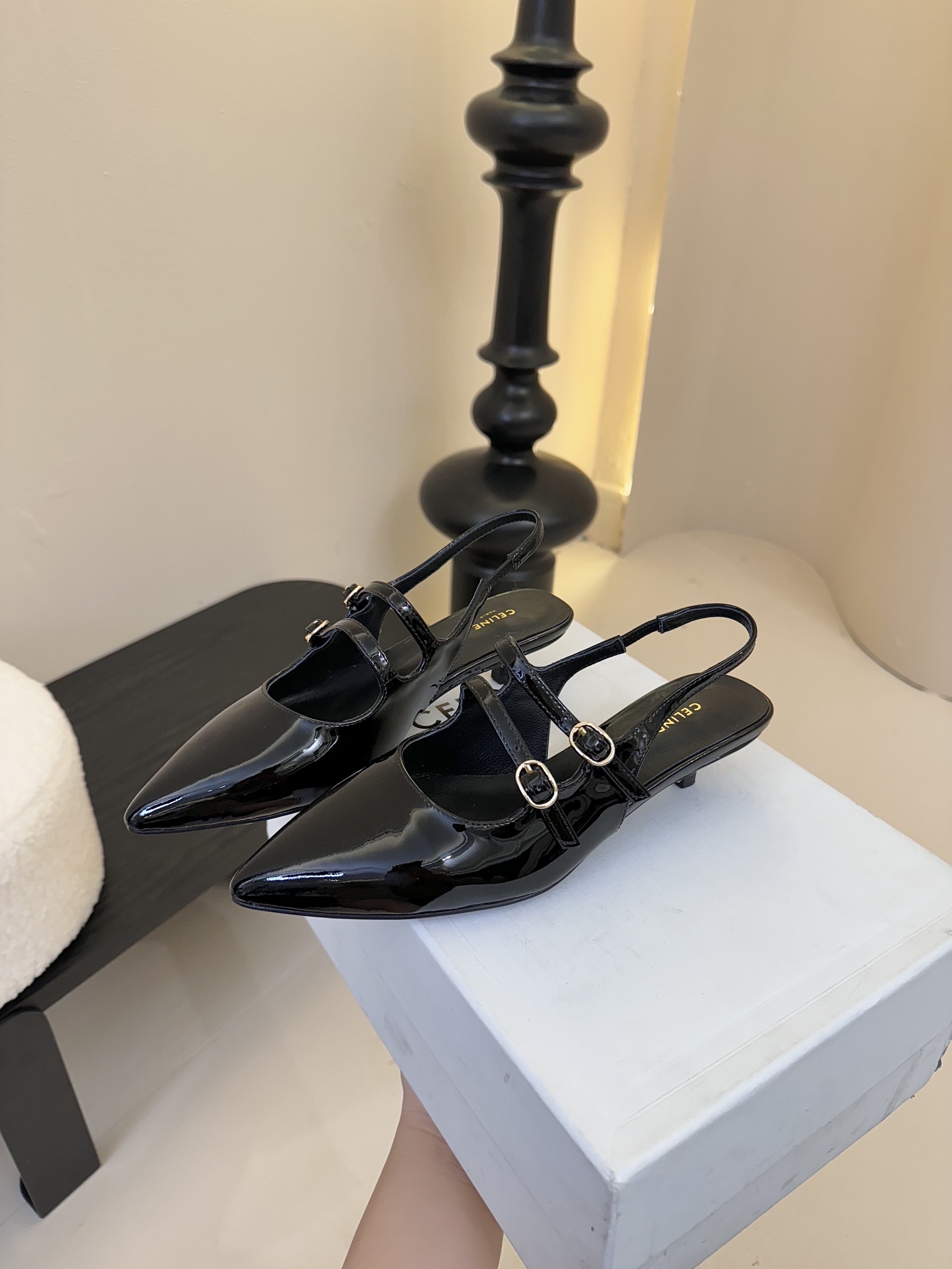 셀린느 25SS 오픈 유광 레더 샌들 상세 이미지 2