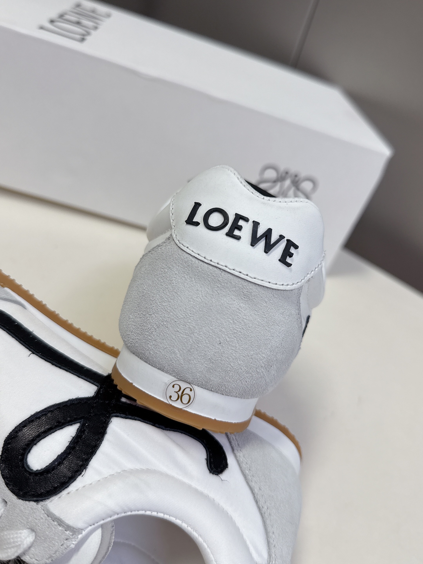 로에베 발레 러너 2.0 스웨이드 스니커즈 화이트 상세 이미지 5