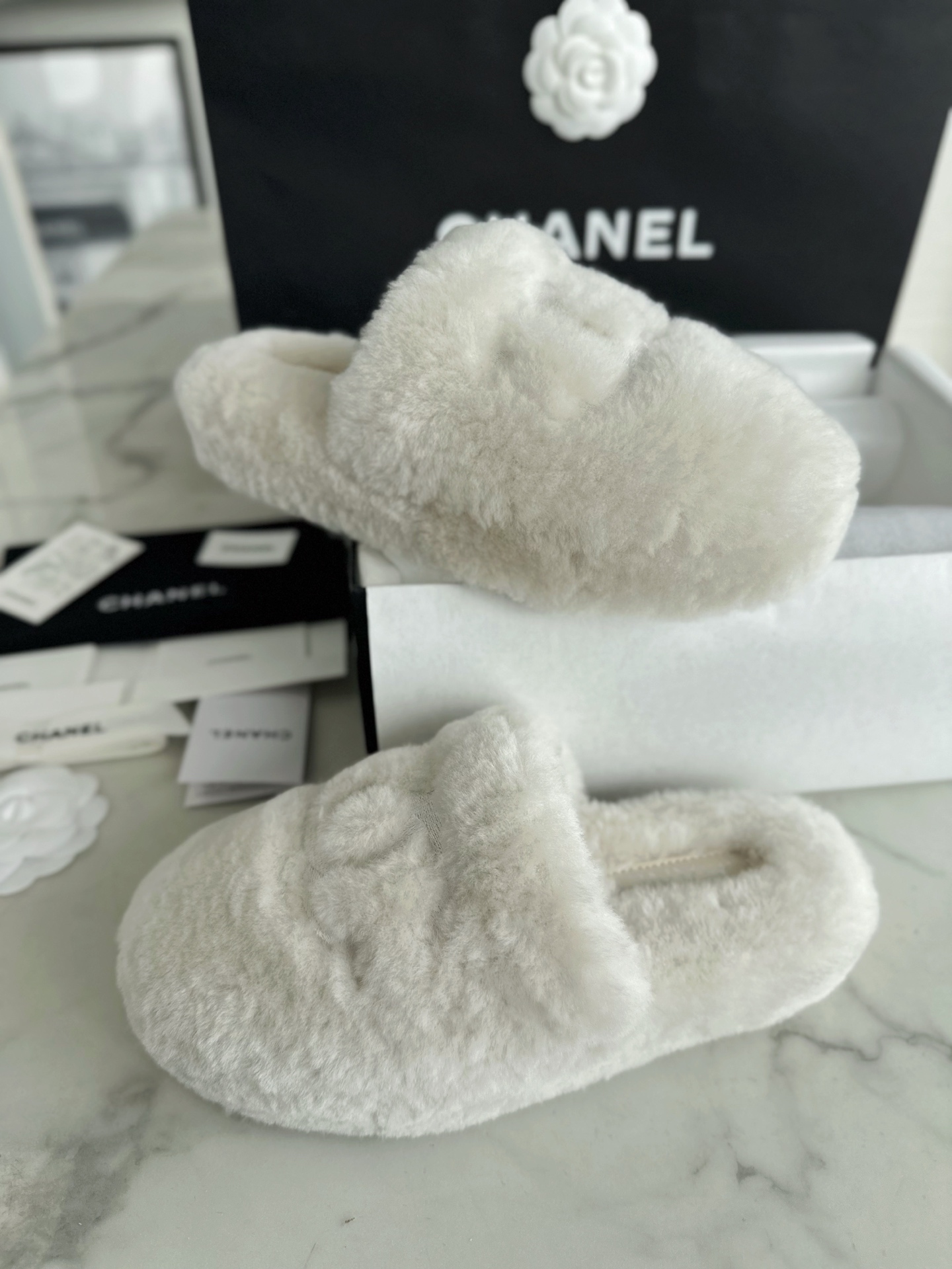 샤넬 시어링 테디 슬리퍼 화이트 상세 이미지 1