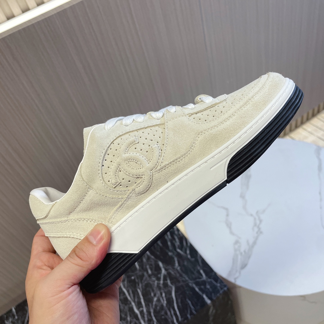 샤넬 카프스킨 & 베이지 스니커즈 상세 이미지 1