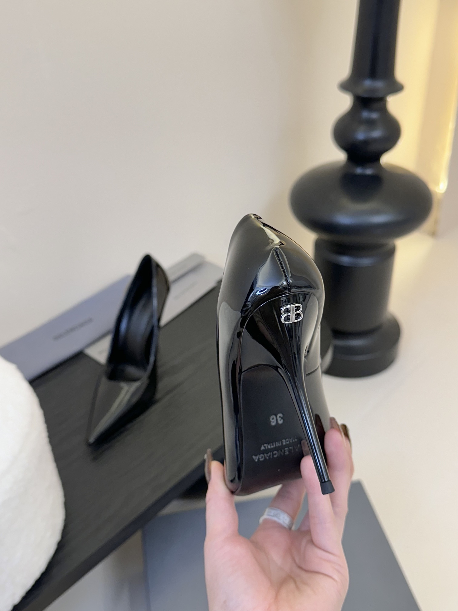 발렌시아가 25SS 유광 소가죽 하이힐 상세 이미지 7