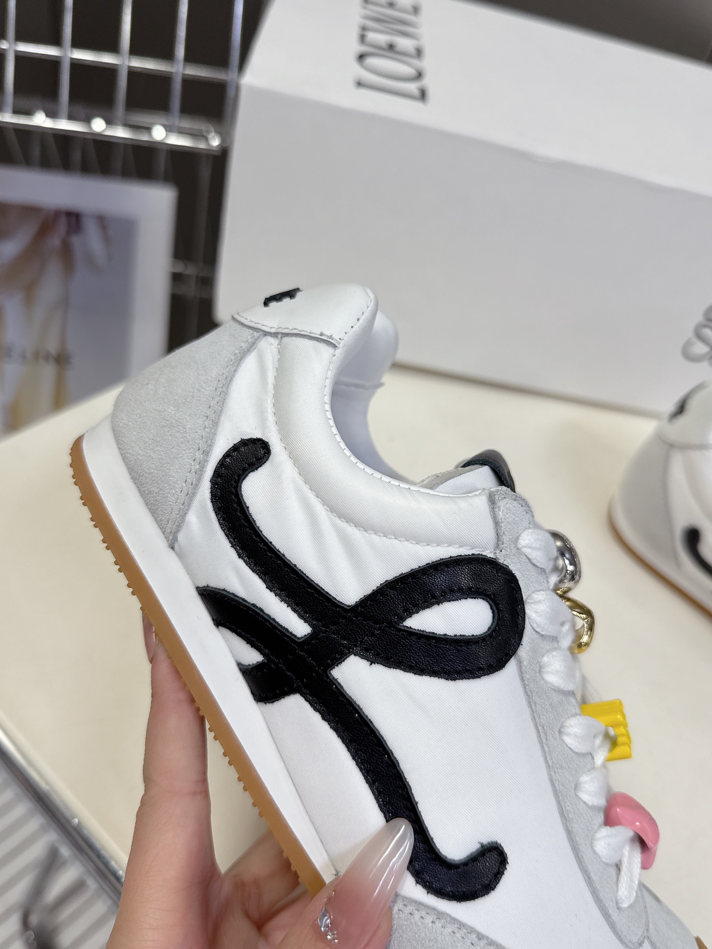 로에베 발레 러너 2.0 스웨이드 스니커즈 화이트 상세 이미지 2