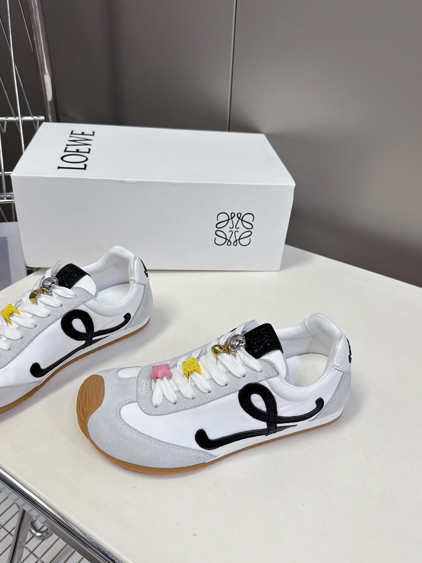 로에베 발레 러너 2.0 스웨이드 스니커즈 화이트 상세 이미지 8