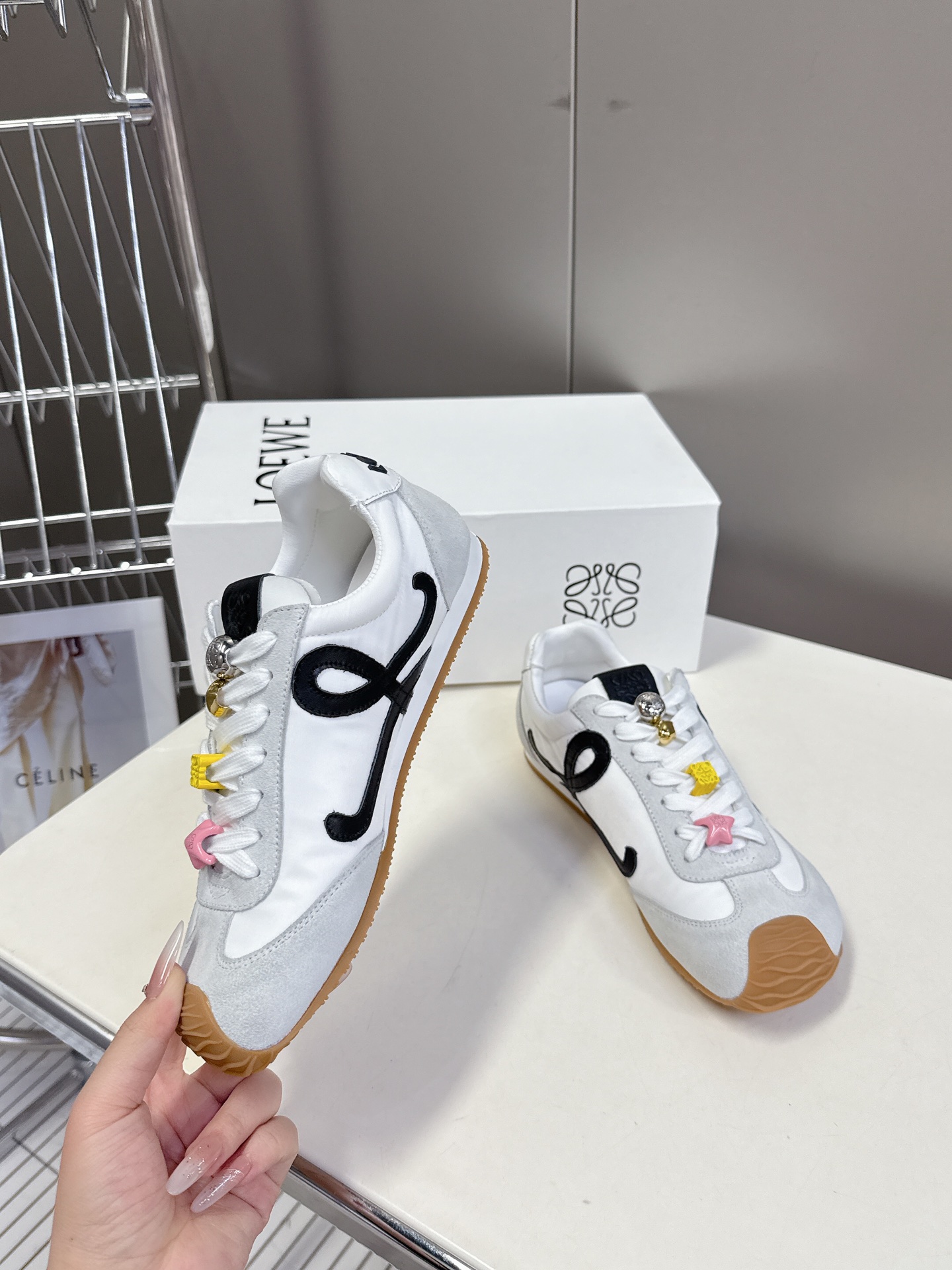 로에베 발레 러너 2.0 스웨이드 스니커즈 화이트 상세 이미지 7