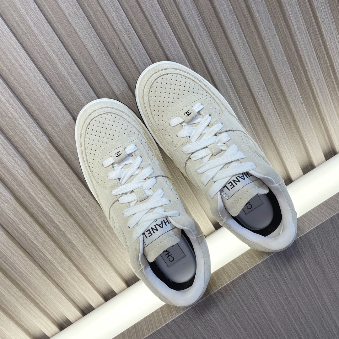 샤넬 카프스킨 & 베이지 스니커즈 상세 이미지 2