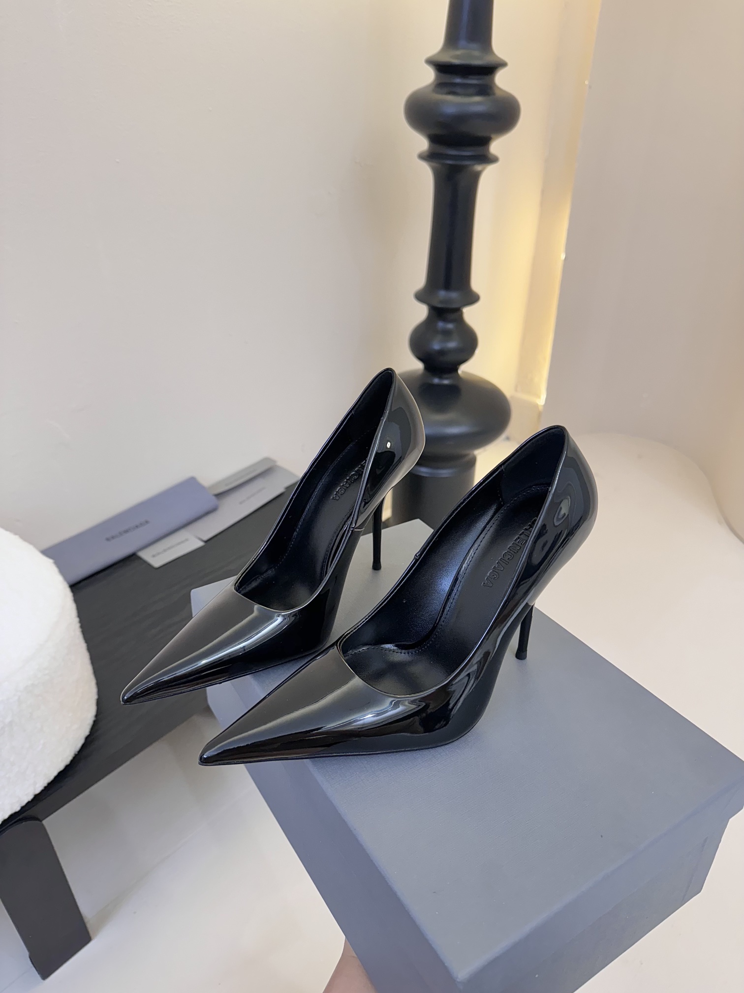 발렌시아가 25SS 유광 소가죽 하이힐 상세 이미지 3