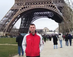 Adrian Bienias in Paris in front of the Eiffel Tower