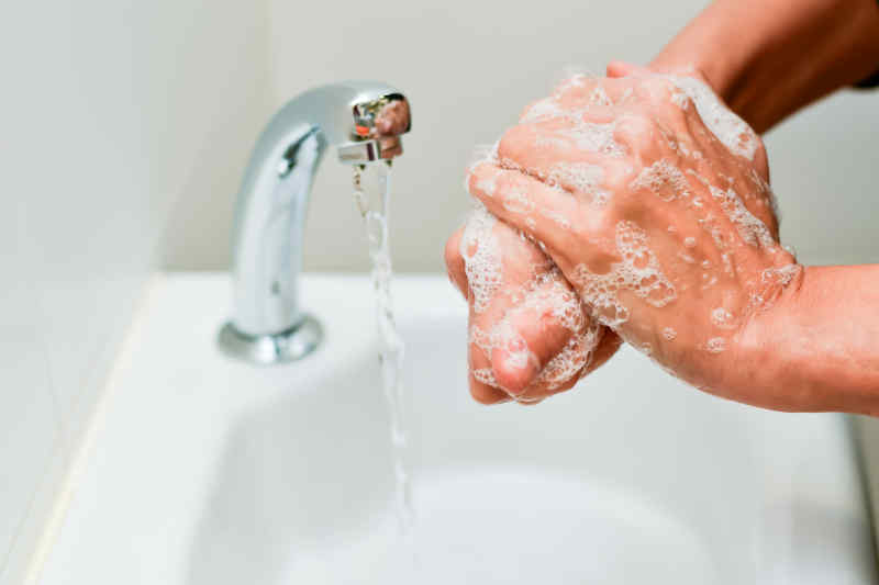 How to Avoid Getting Food Poisioning on Vacation: Wash Hands