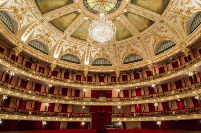 Interior view of the Buenos Aires opera house auditorium, showcasing ornate architecture and elegant seating arrangements.