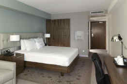 Doubletree by Hilton Lincoln • Guest Room