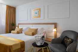 Hotel Corner Split
