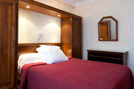 Ambassadeur Hotel • Guest Room