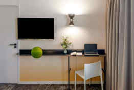 Ibis Styles Paris Meteor Avenue d'Italie Guest Room with Desk