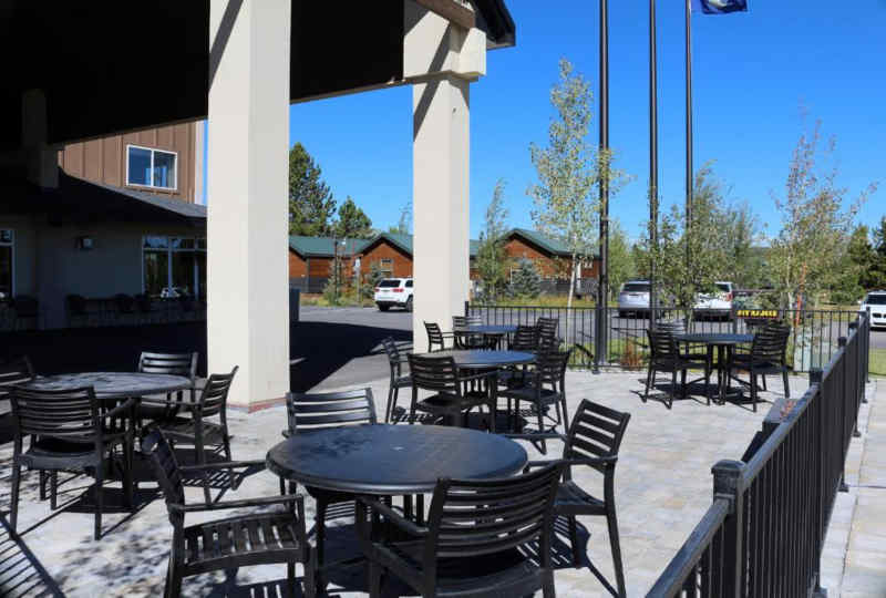 Gray Wolf Inn & Suites: Outdoor Dining