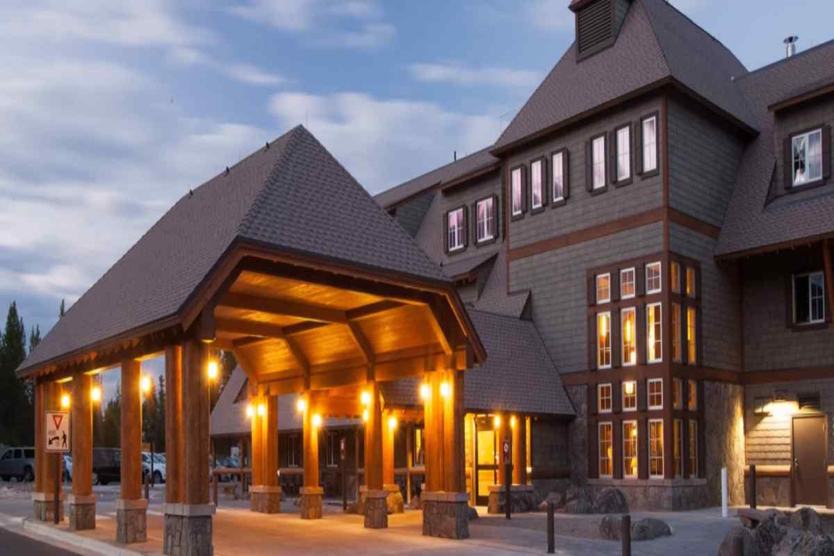 yellowstone national park lodges tours