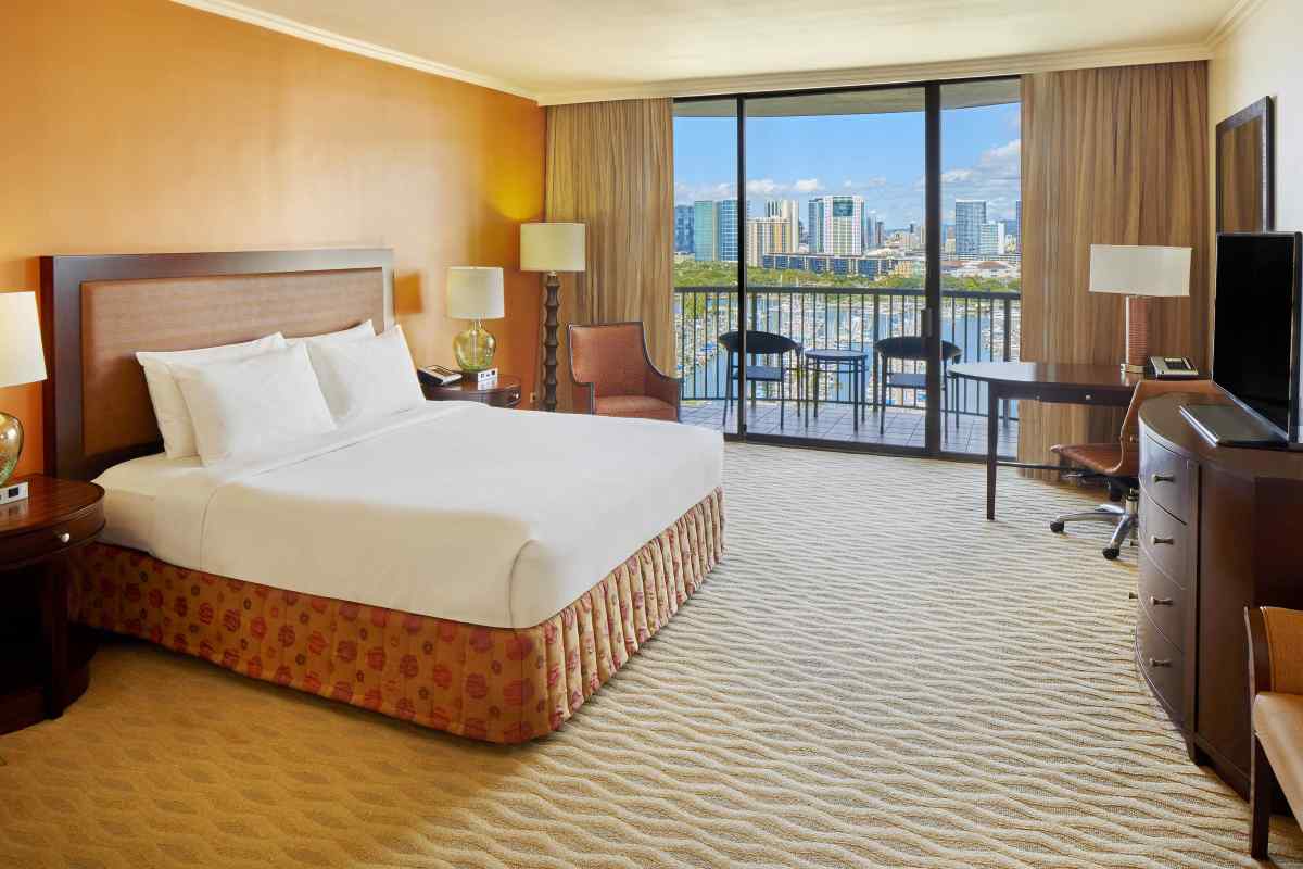 Review: Hilton Hawaiian Village Full Resort and Rainbow Tower Room Tour