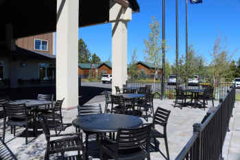 Gray Wolf Inn & Suites: Outdoor Dining