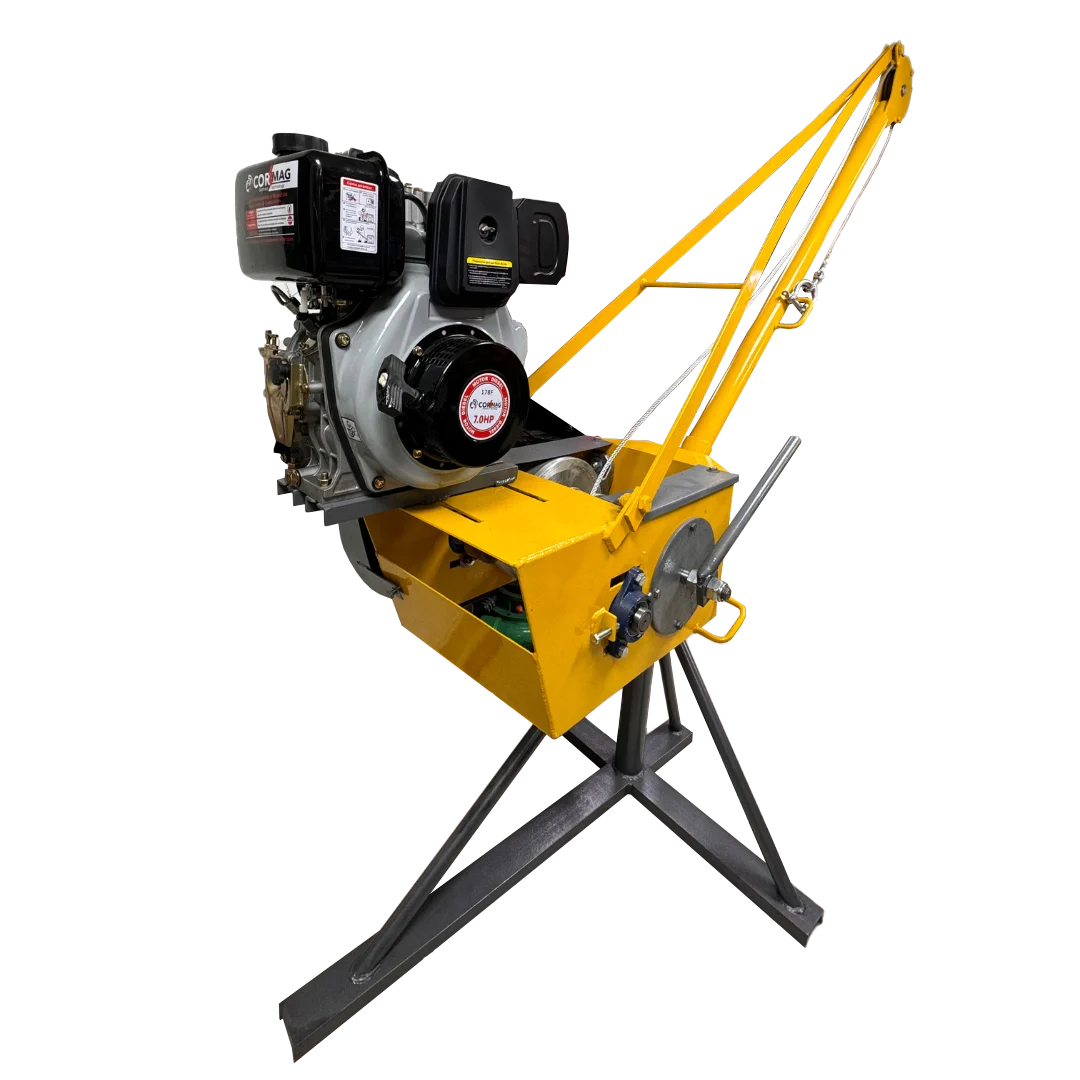 Pluma Grúa Cormag con motor diésel de 7 HP, capacidad de 300 kg, giro 360° y estructura reforzada, diseñada para izaje de materiales en construcción.
