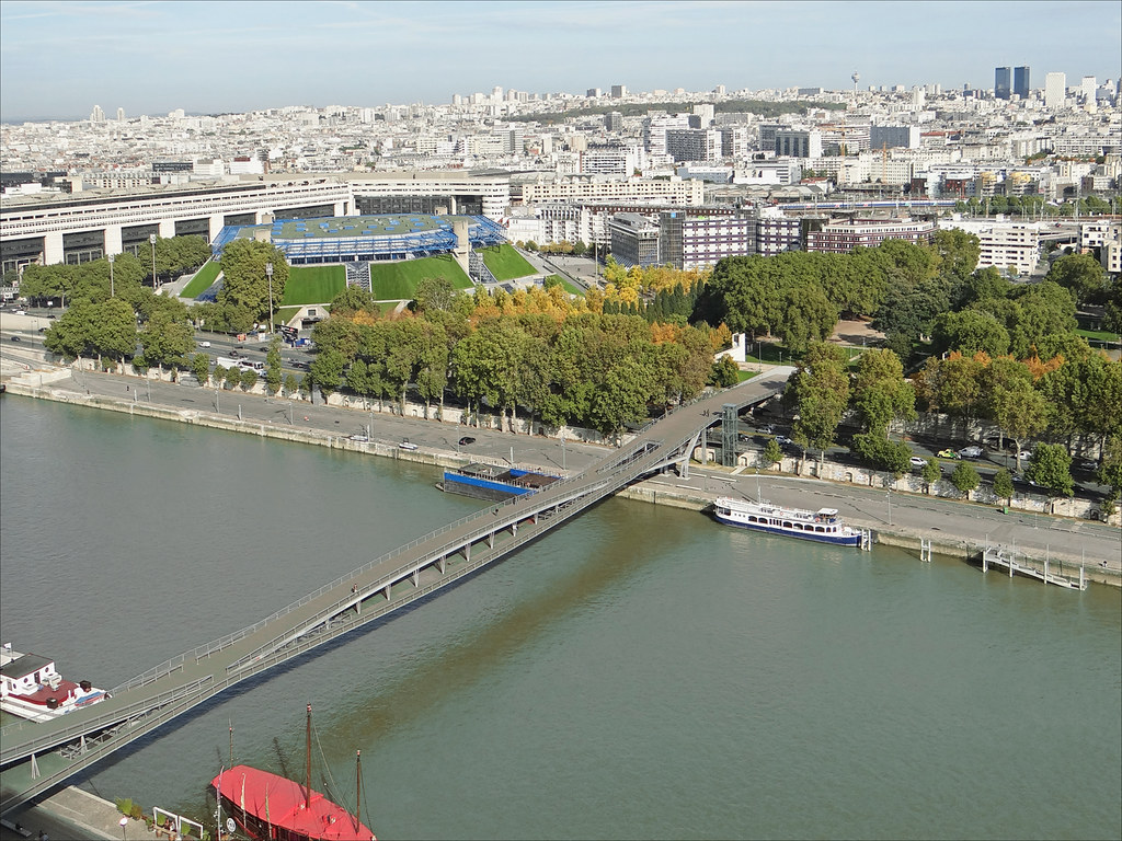 Vue de la seine metro quartier Beaugrenelle balade architecturale