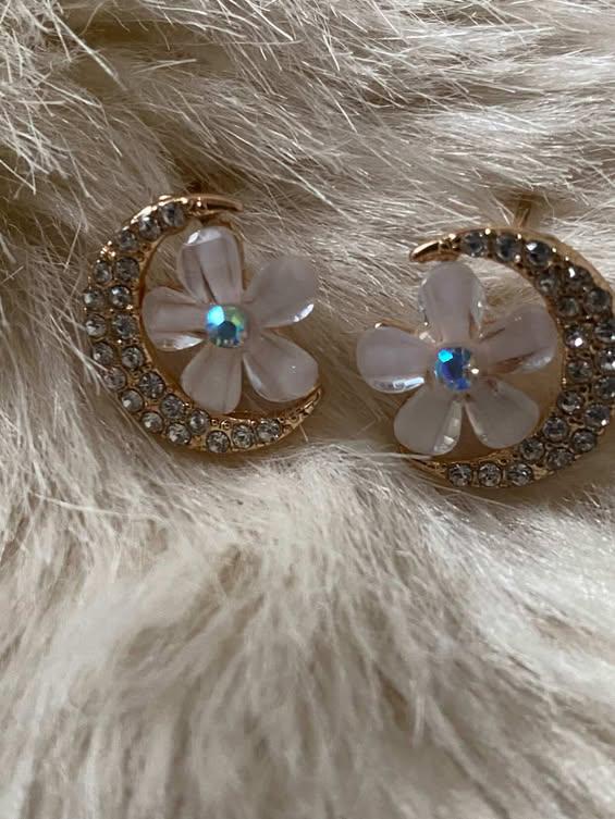 White Flower Crystal Stud Earrings
