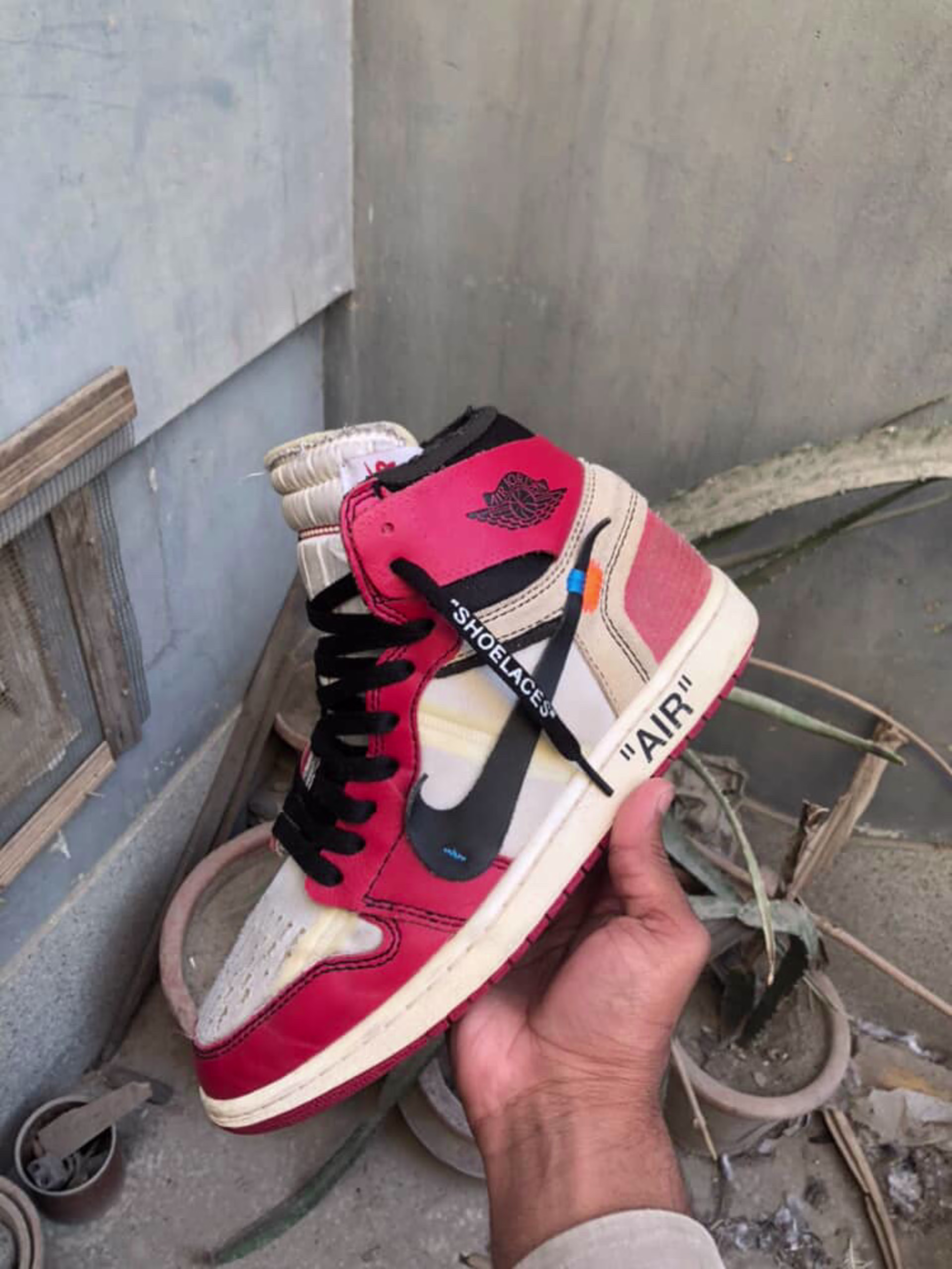 Jordan Jordan 1 high x off white chicago - 10/10 Preloved basketball in Pakistan