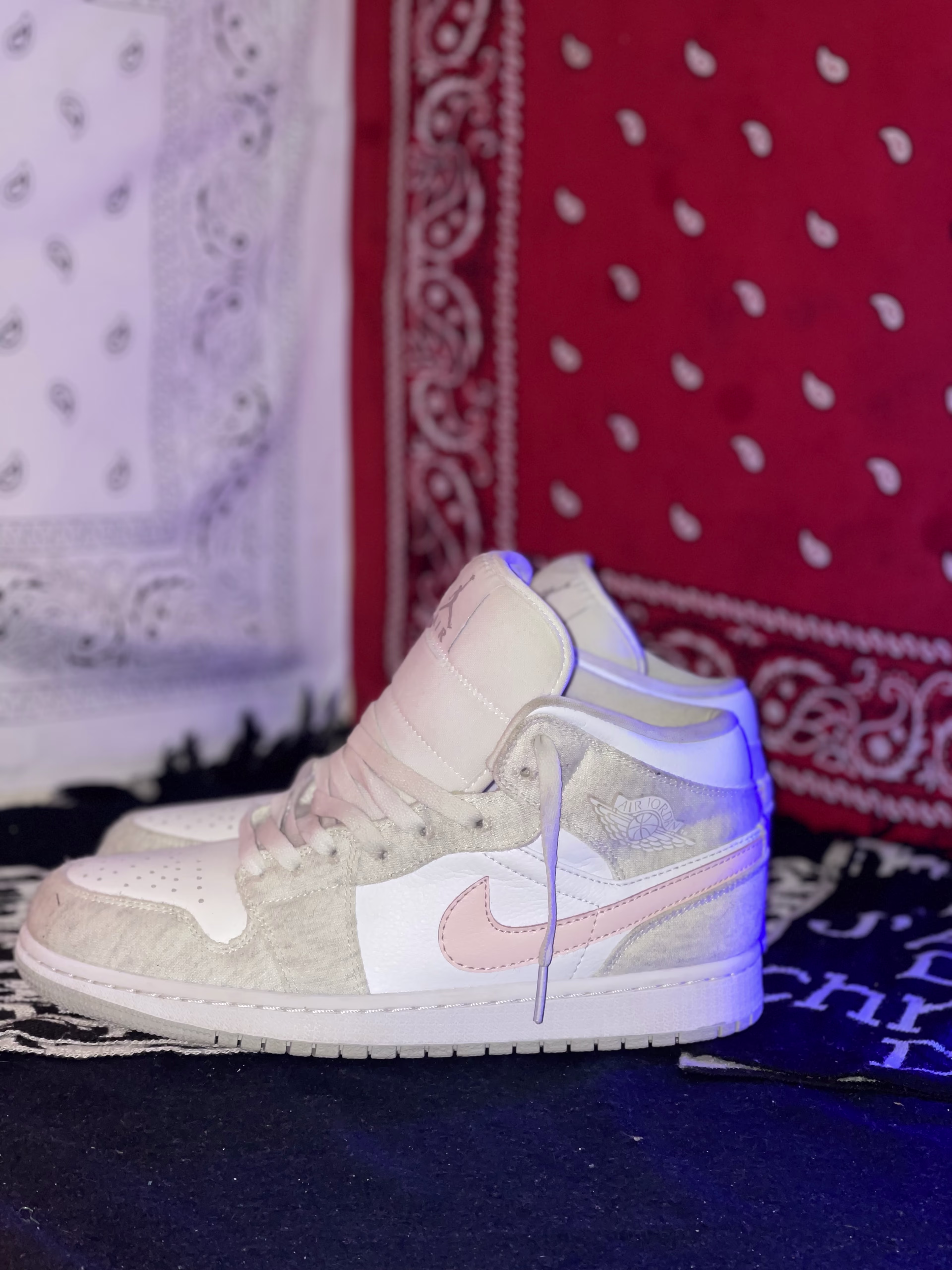 Jordan Jordan 1 mids - 9/10 Preloved formal in Pakistan